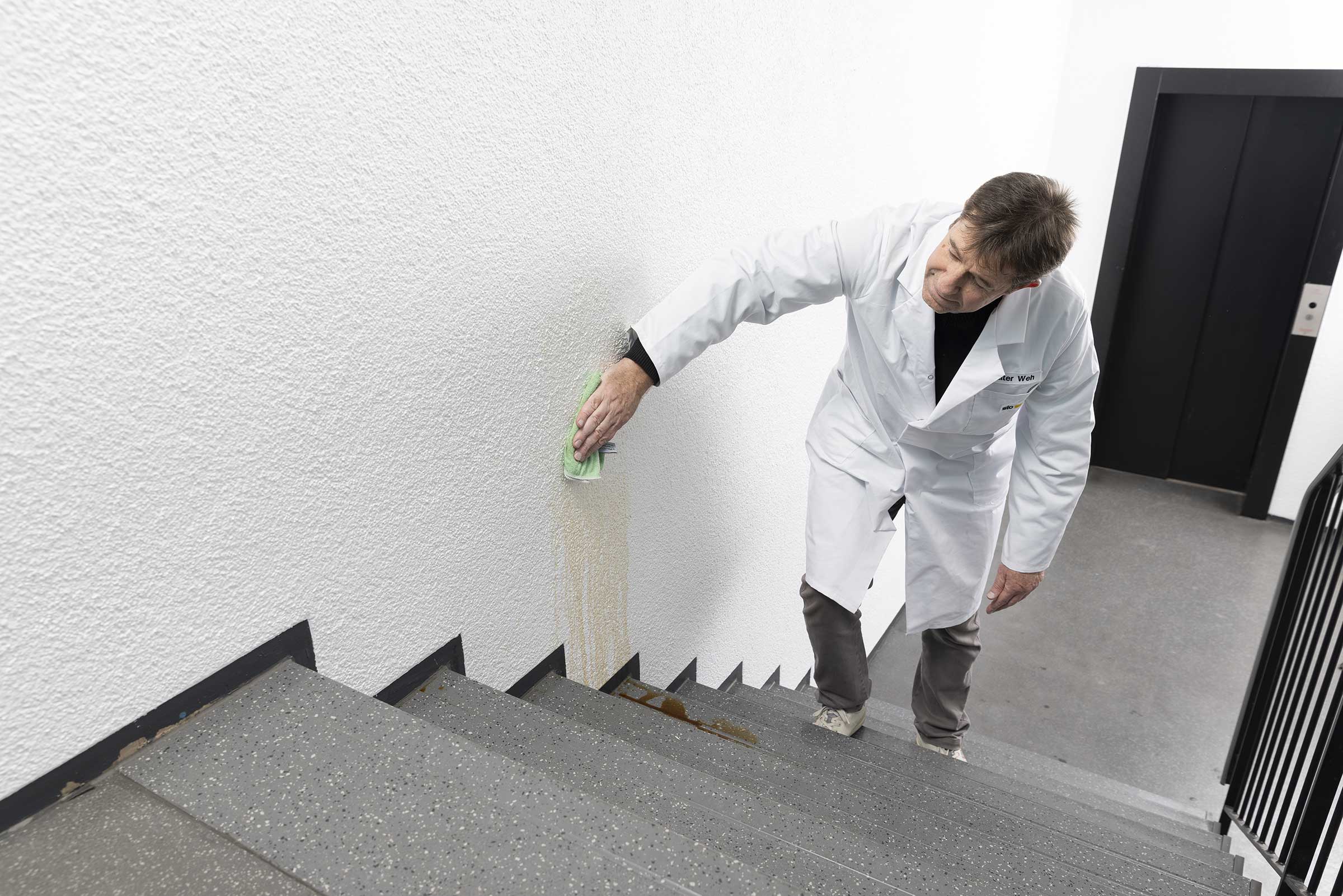 Abwaschbare Wandfarbe StoColor PuraClean: Kaffeeflecken lassen sich einfach wegwischen.