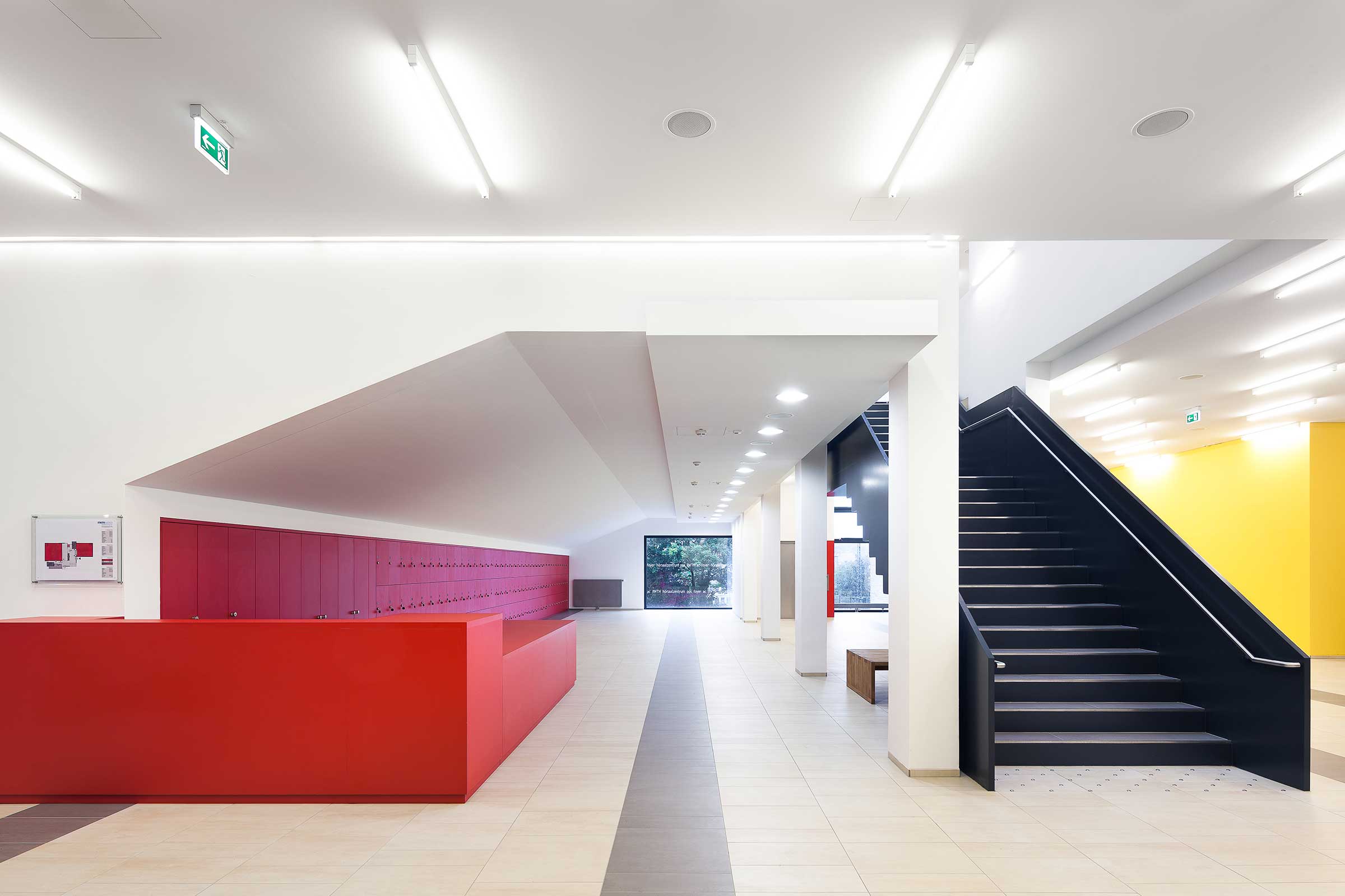 Robuste Wandfarbe von Sto, Innenwände eines Hörsaalzentrums beschichtet mit StoColor Opticryl