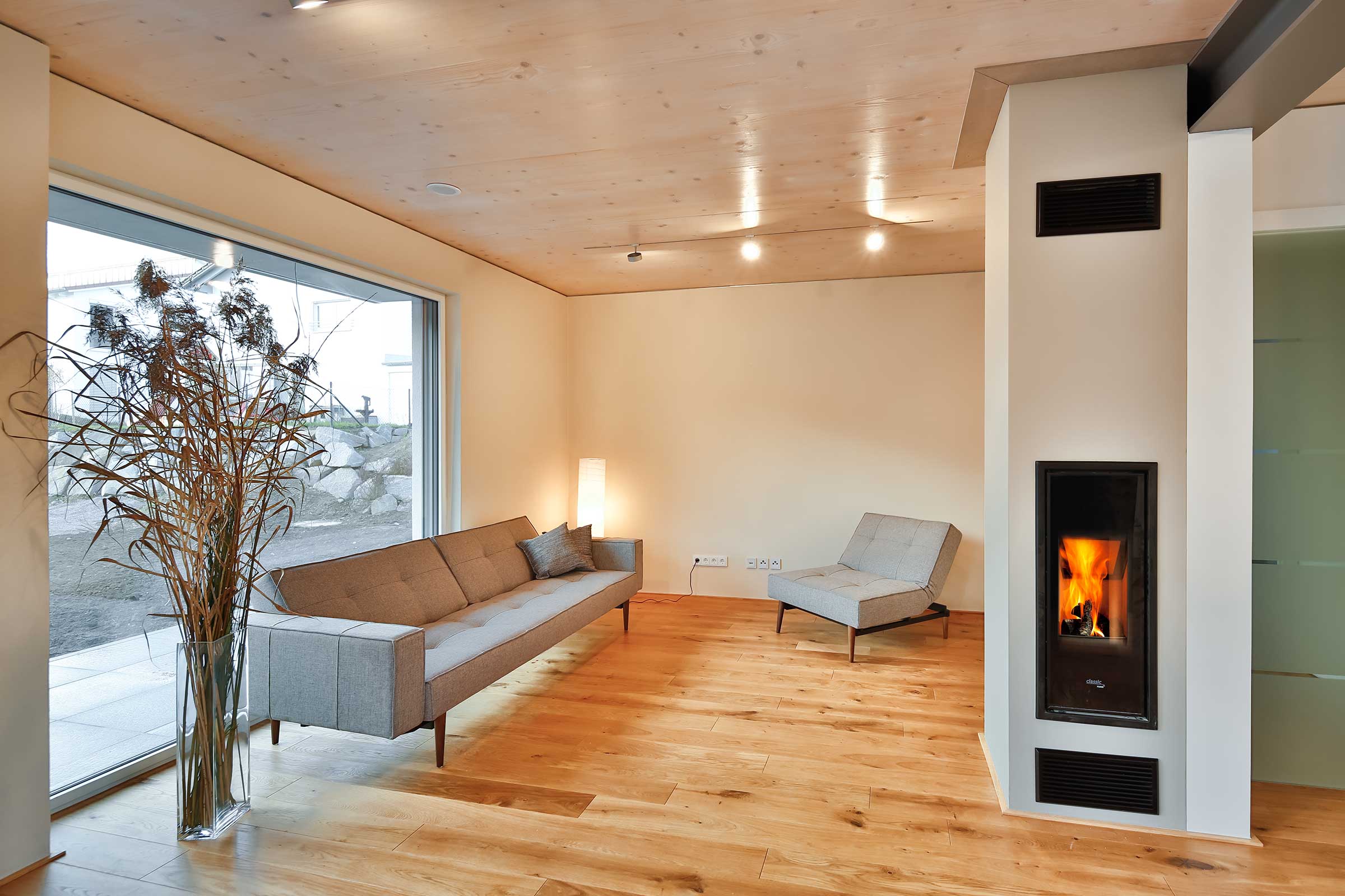 Innenraum zum Wohlfühlen mit Wandfarbe von Sto. Silikatfarbe innen im Wohnbereich mit Kamin