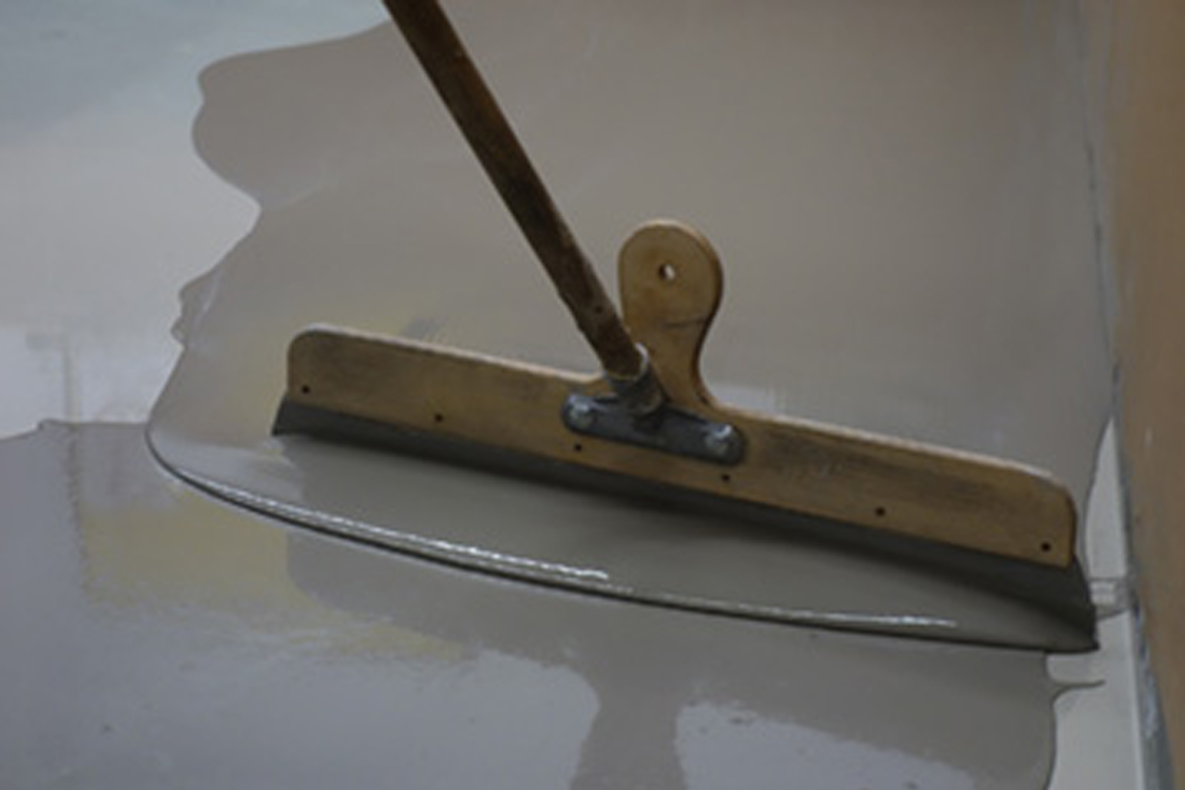 Feuchte Estriche sicher beschichten