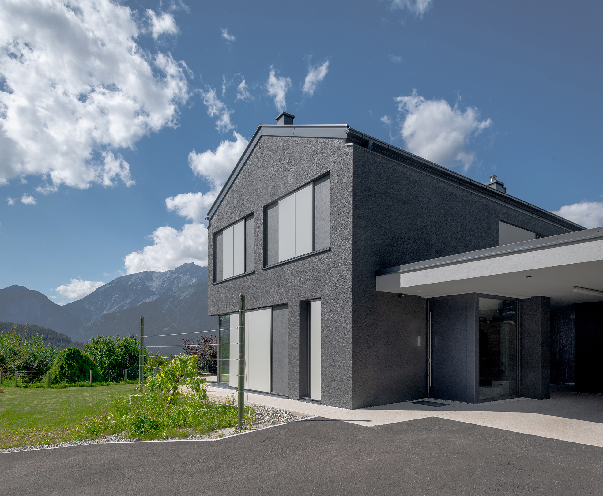 StoColor X-black: Dunkle Fassaden sicher realisieren