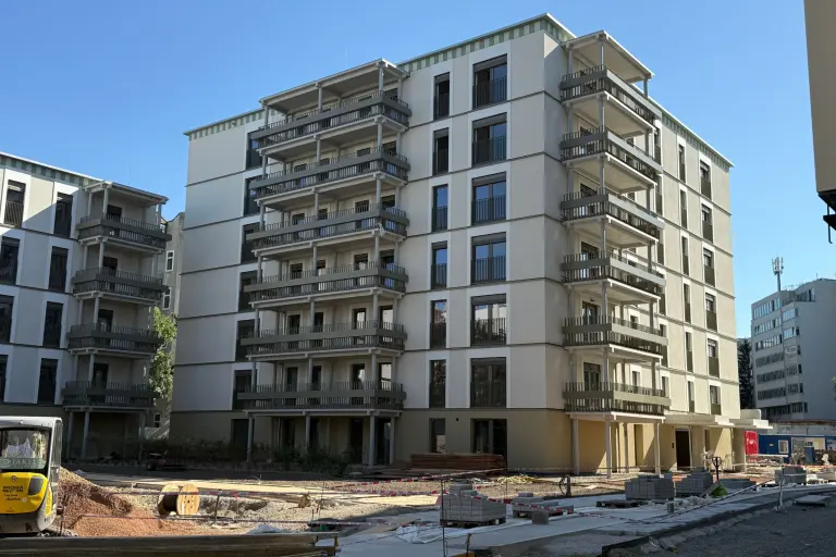 Leopoldquartier Living Wien: Innenhof mit Neubauten und grauen Balkonen