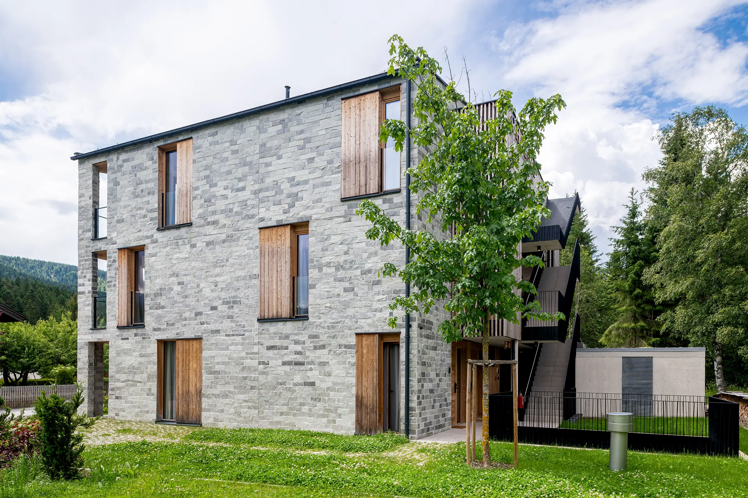 Aparthotel Chalina, Leutschach, Tirol, StoStone gedämmte Steinfassad, Rauriser Natursteinriemchen