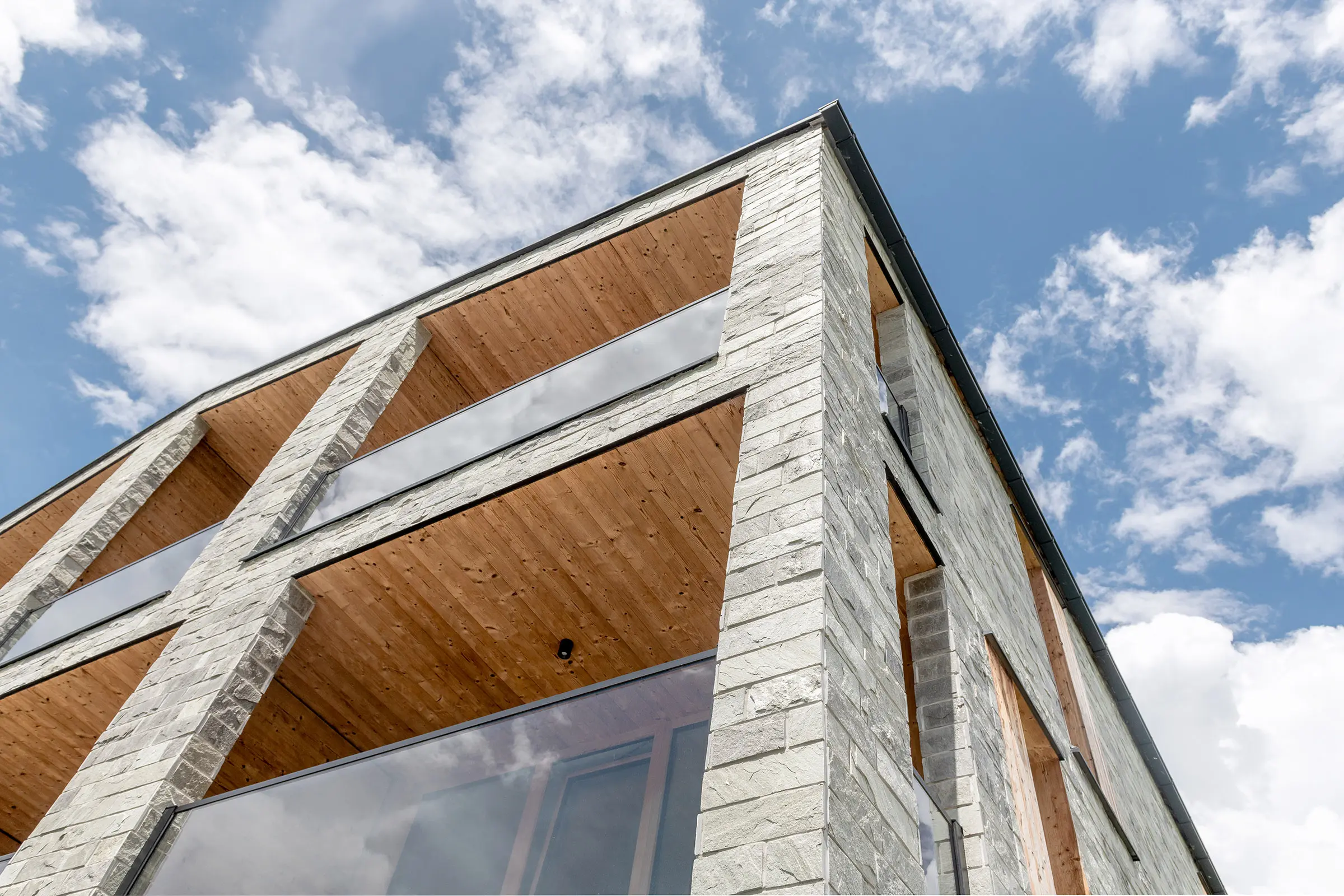 Aparthotel Chalina, Leutschach, Tirol, StoStone gedämmte Steinfassad, Rauriser Natursteinriemchen