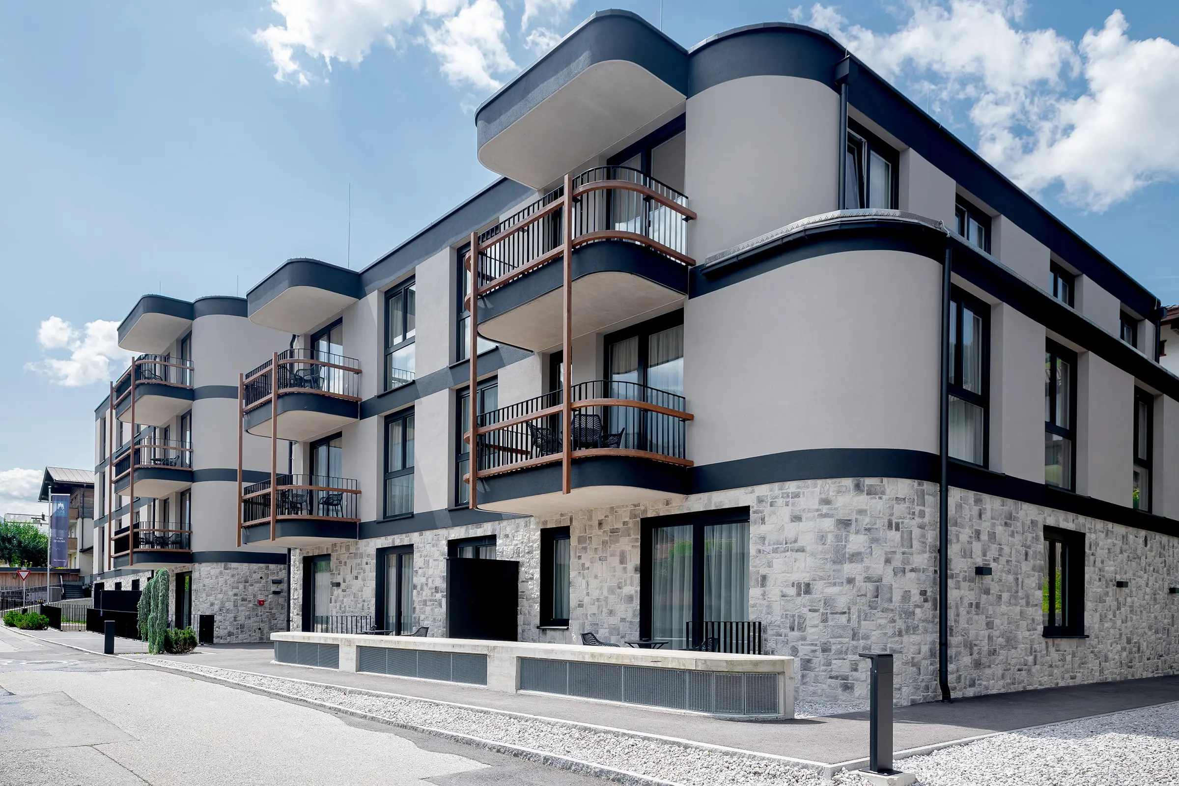 Aureus Prime Resort, Fügen, StoCresto S, plastische Steinverblender, Fassade, StoTherm Wood