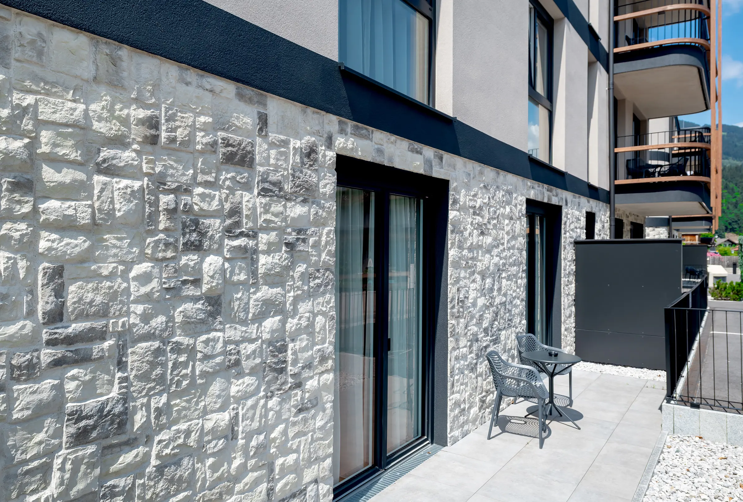 Aureus Prime Resort, Fügen, StoCresto S, plastische Steinverblender, Fassade, StoTherm Wood