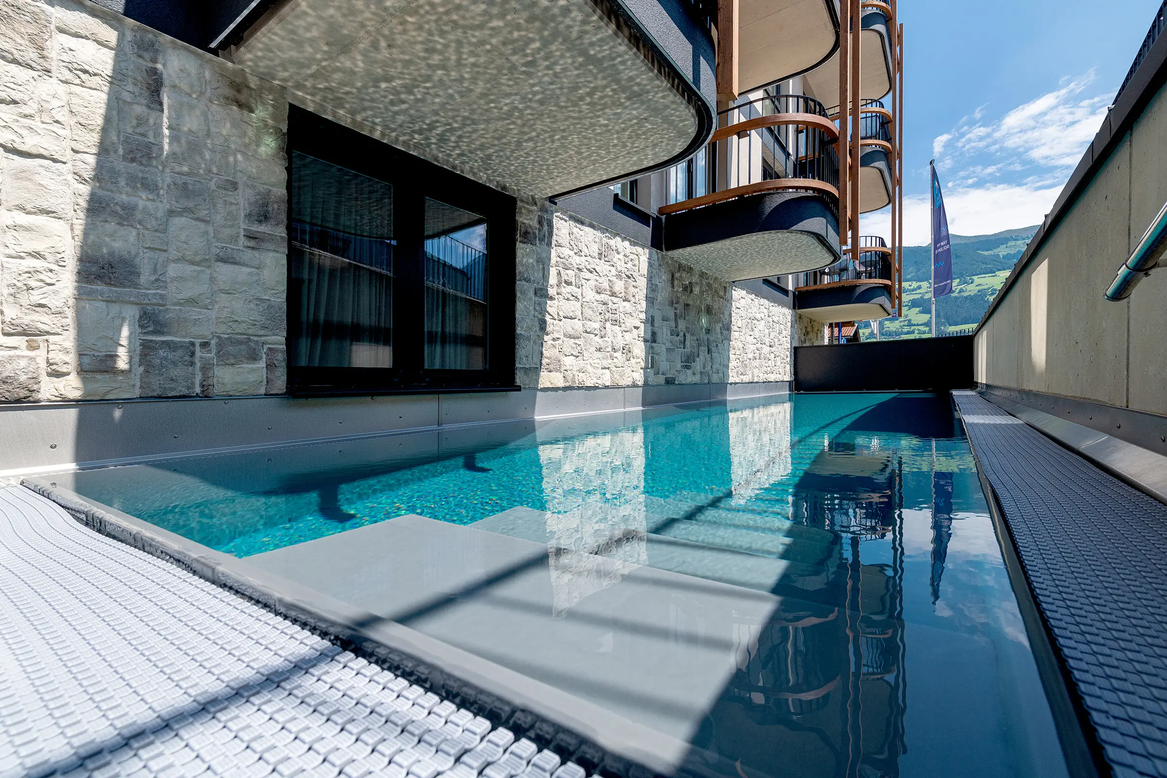 Aureus Prime Resort, Fügen, StoCresto S, plastische Steinverblender, Fassade, StoTherm Wood