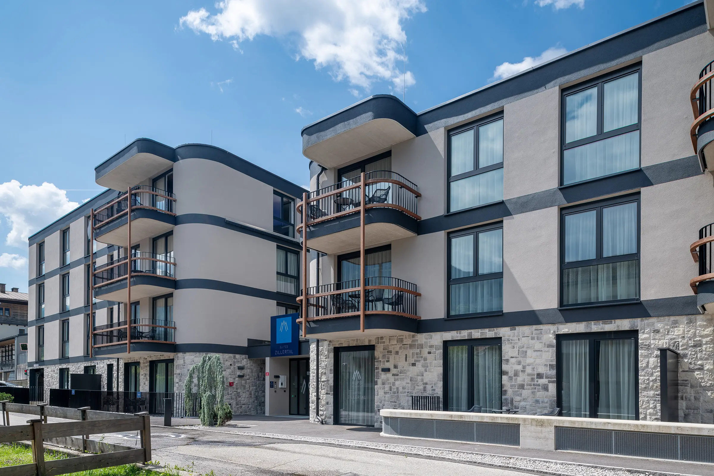 Aureus Prime Resort, Fügen, StoCresto S, plastische Steinverblender, Fassade, StoTherm Wood