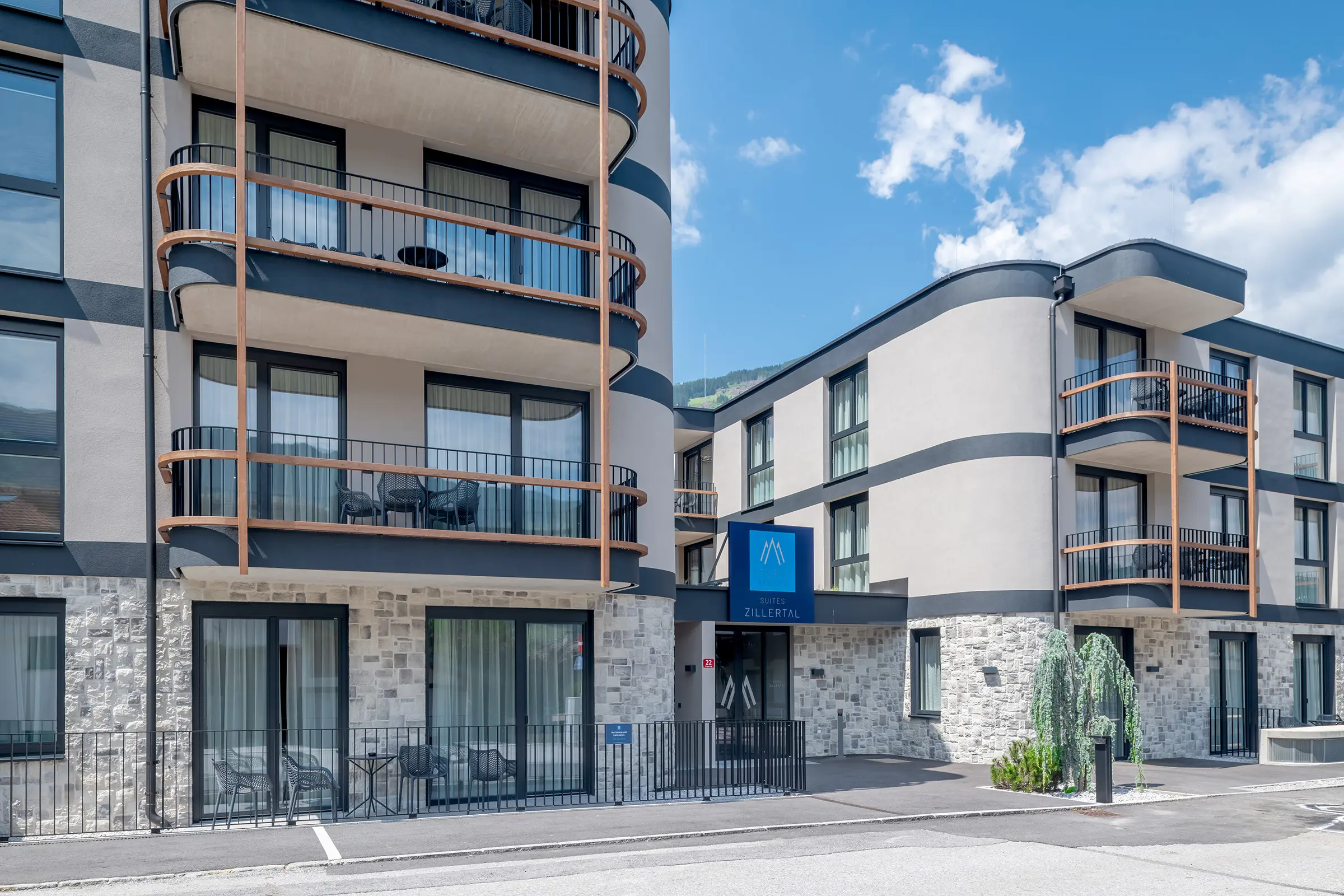 Aureus Prime Resort, Fügen, StoCresto S, plastische Steinverblender, Fassade, StoTherm Wood