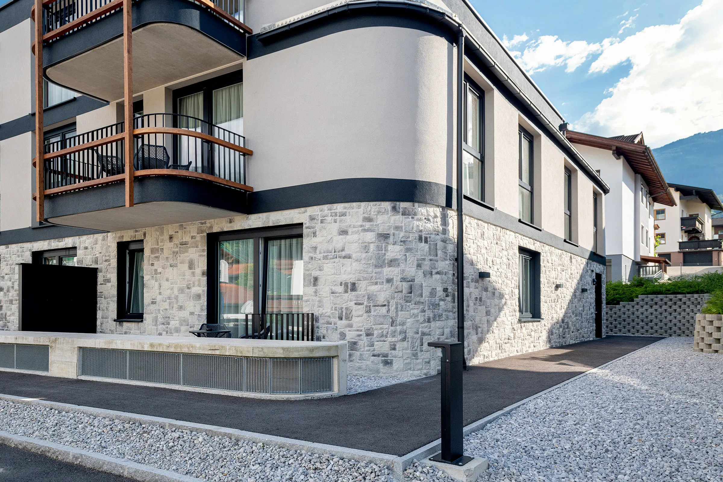 Aureus Prime Resort, Fügen, StoCresto S, plastische Steinverblender, Fassade, StoTherm Wood