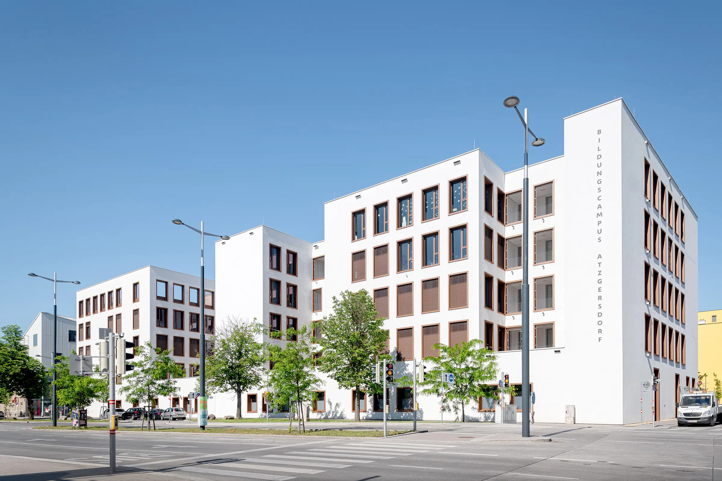 Bildungscampus Azgersdorf, StoVentec R, Vorgehängte hinterlüftete Fassade