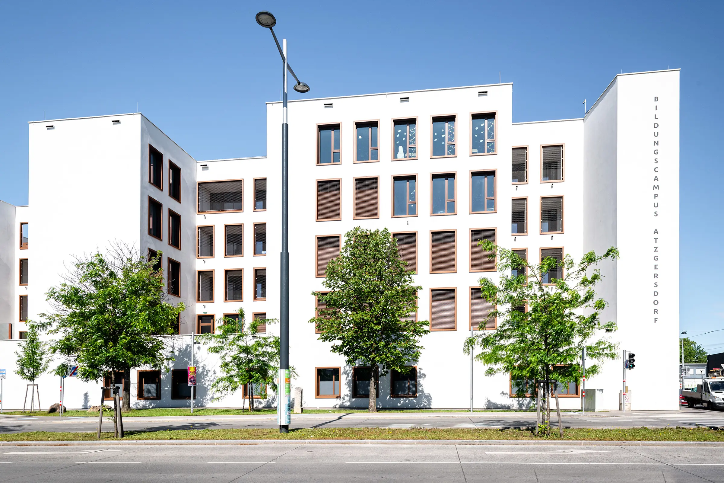 Bildungscampus Azgersdorf, StoVentec R, Vorgehängte hinterlüftete Fassade