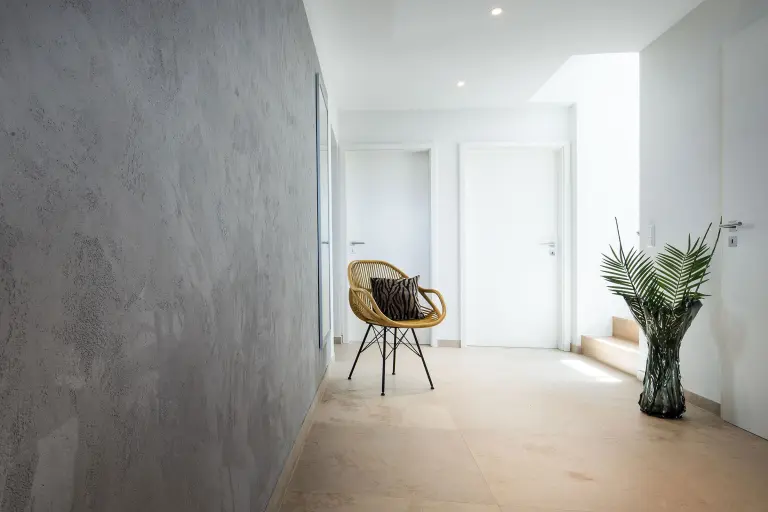 Innenaufnahme, Flur mit Stuhl und Vase, Wand mit dem ökologischen Dekorspachtel StoCalce Fondo 