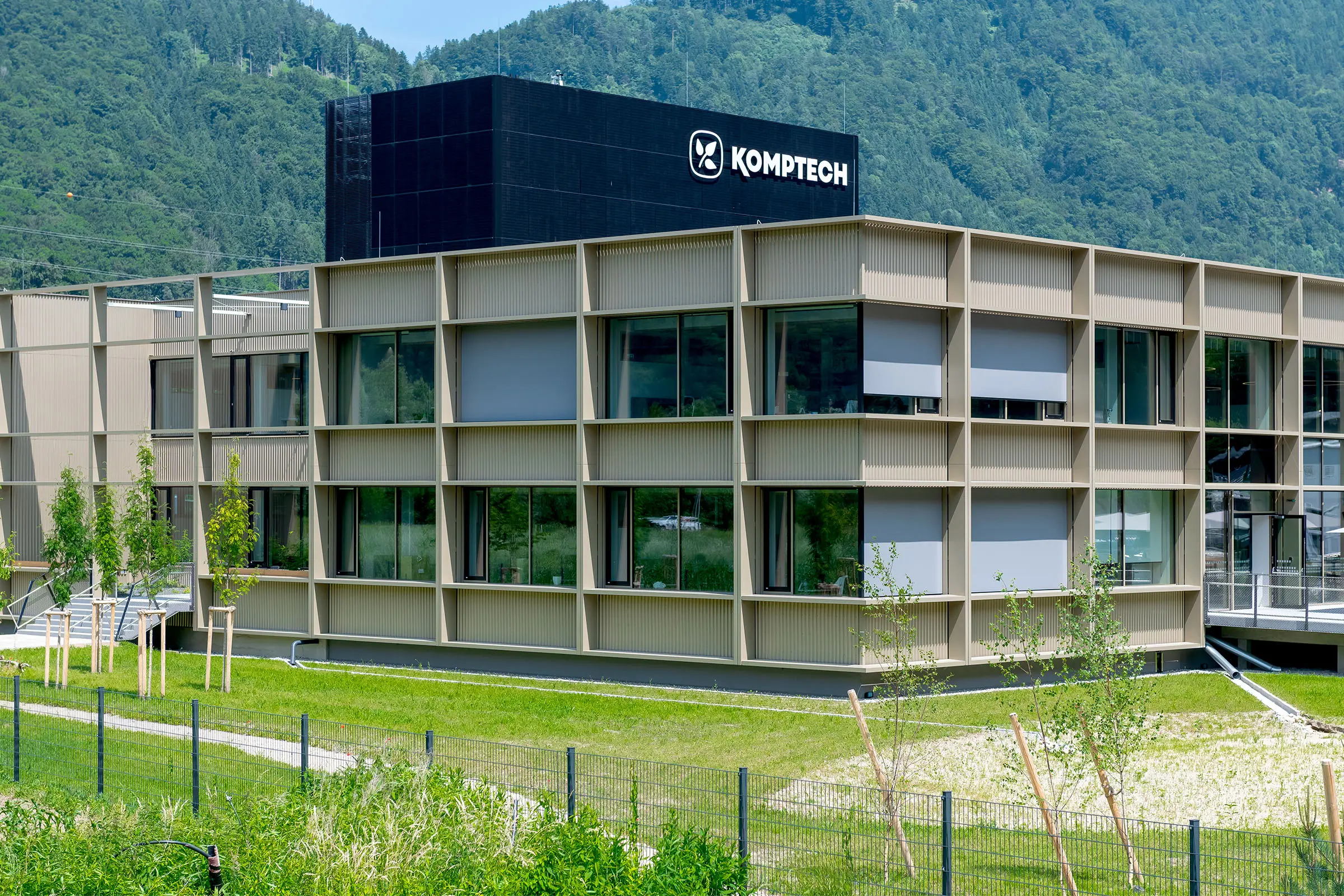 Komptech Headquarter, StoVentec Photovoltaics Inlay, Photovoltaik an der Fassade