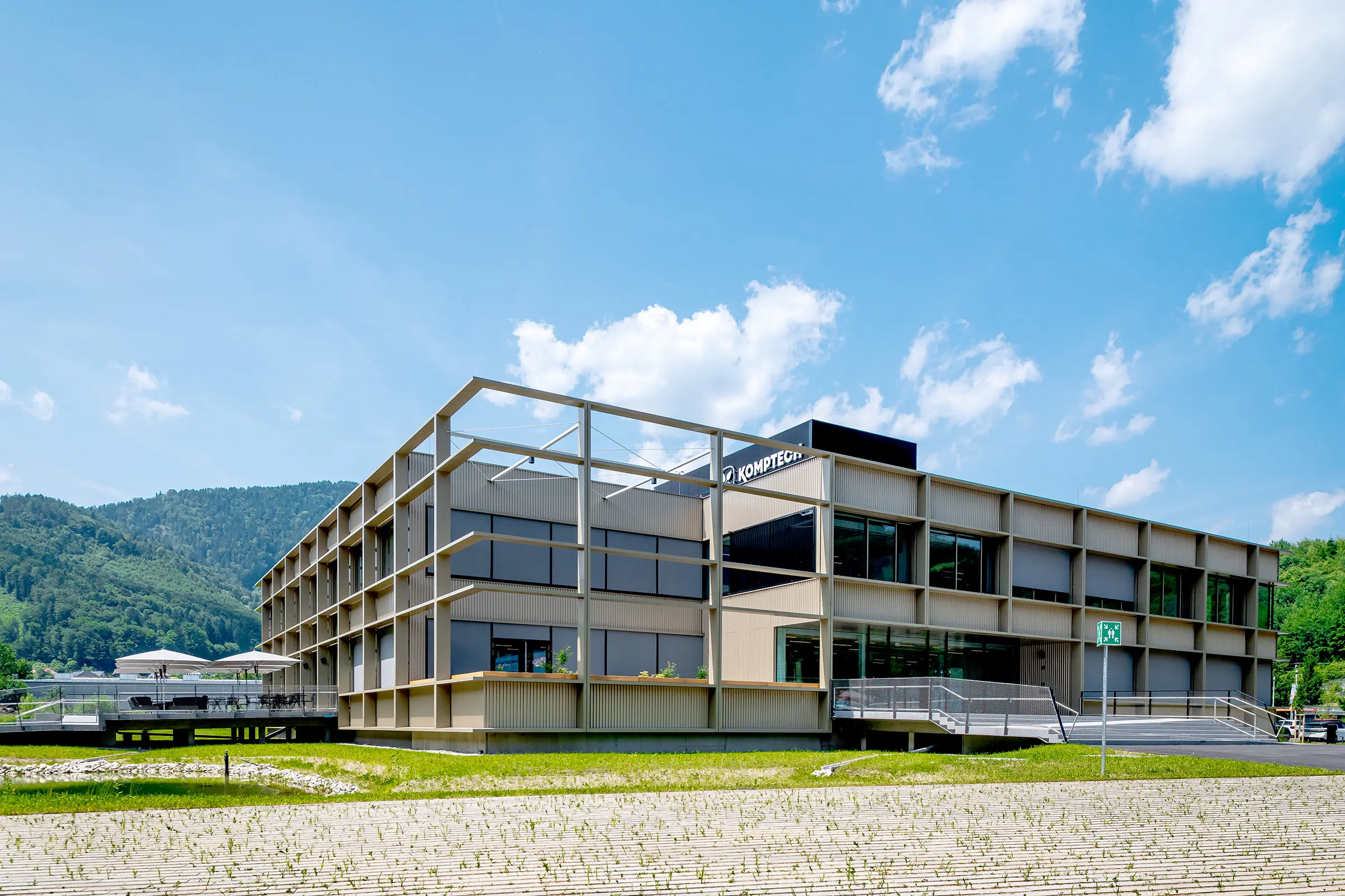 Komptech Headquarter, StoVentec Photovoltaics Inlay, Photovoltaik an der Fassade
