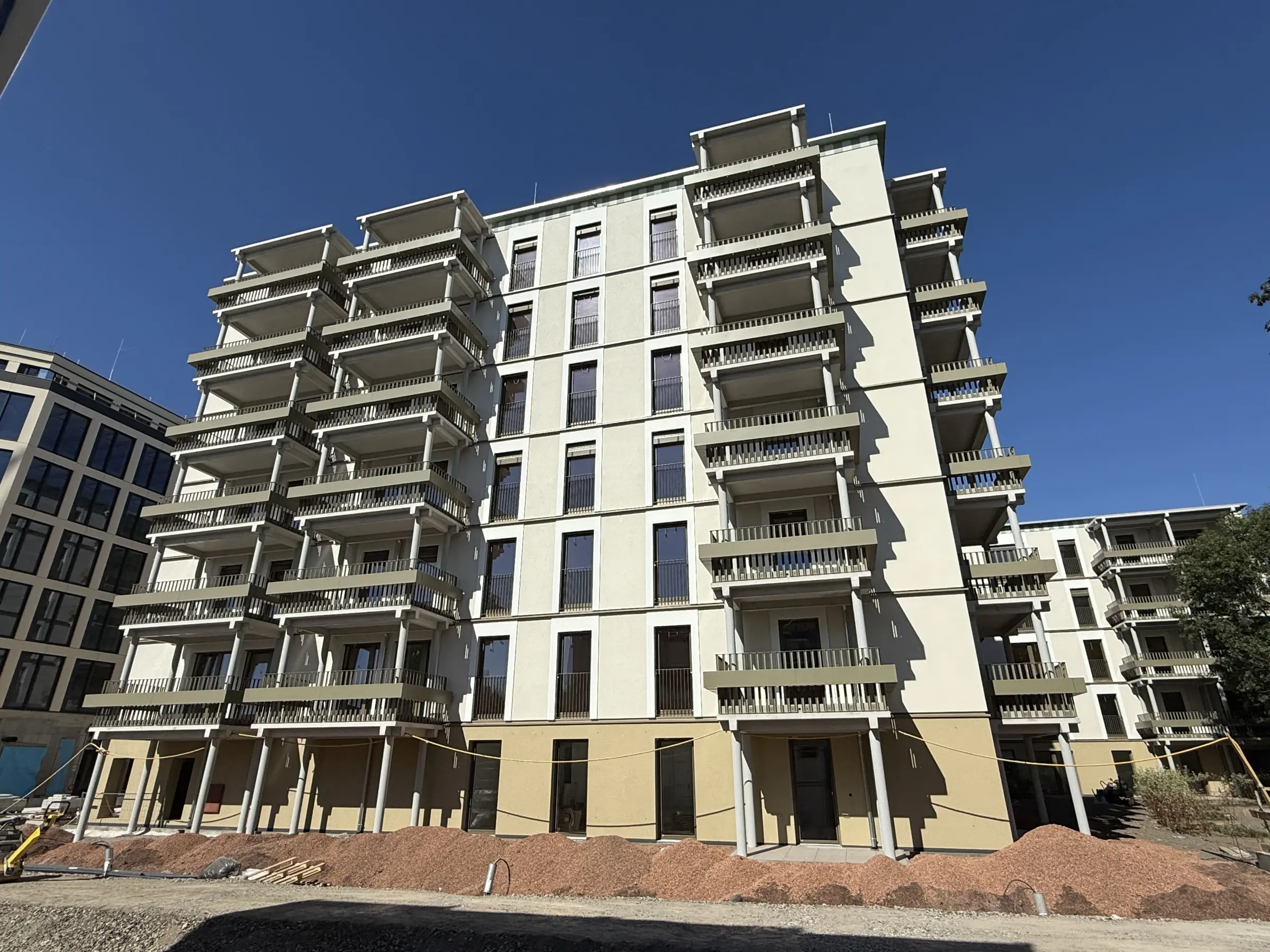 Wohngebäude im Leopoldquartier Wien mit heller Fassade (System:StoVentec R)