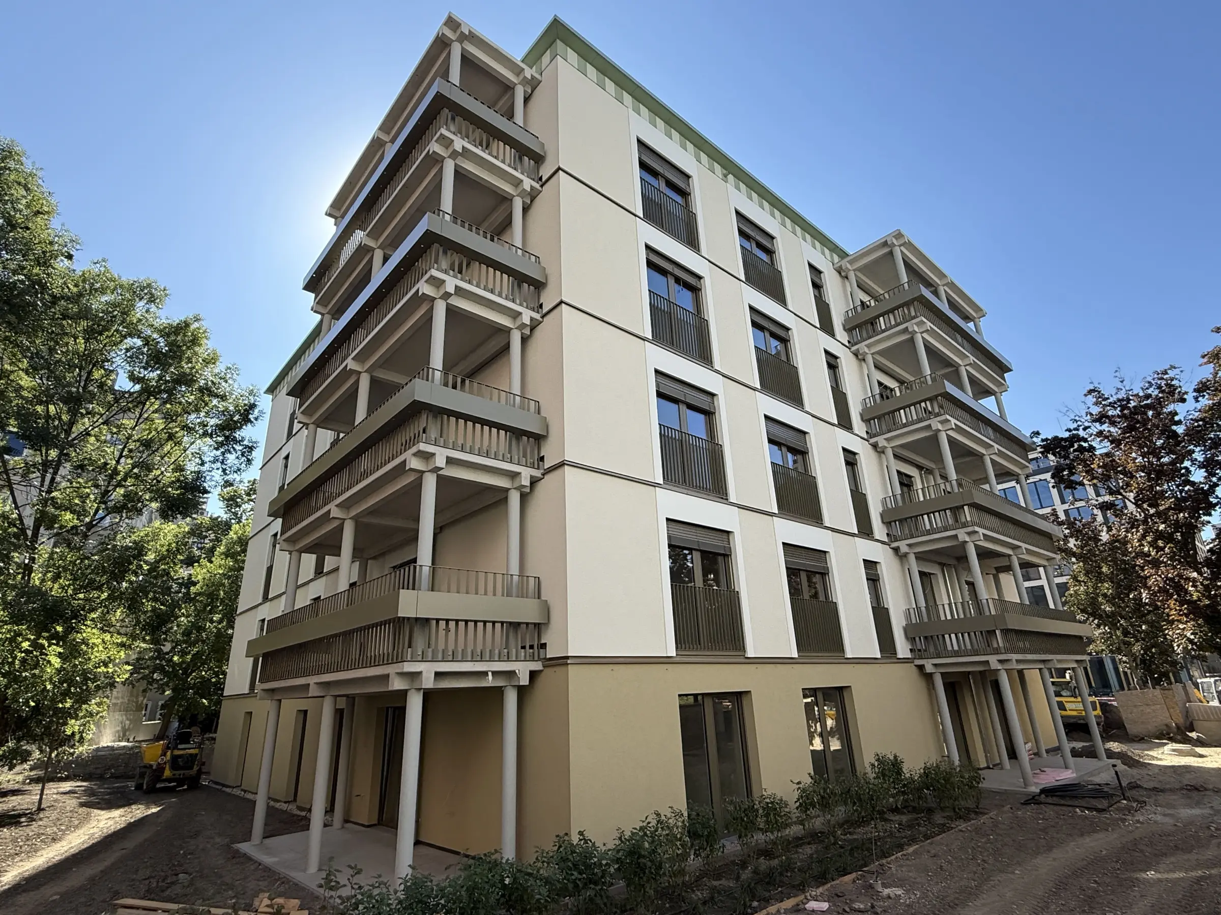 Wohngebäude im Leopoldquartier Wien mit StoVentec-Fassade und Balkonen