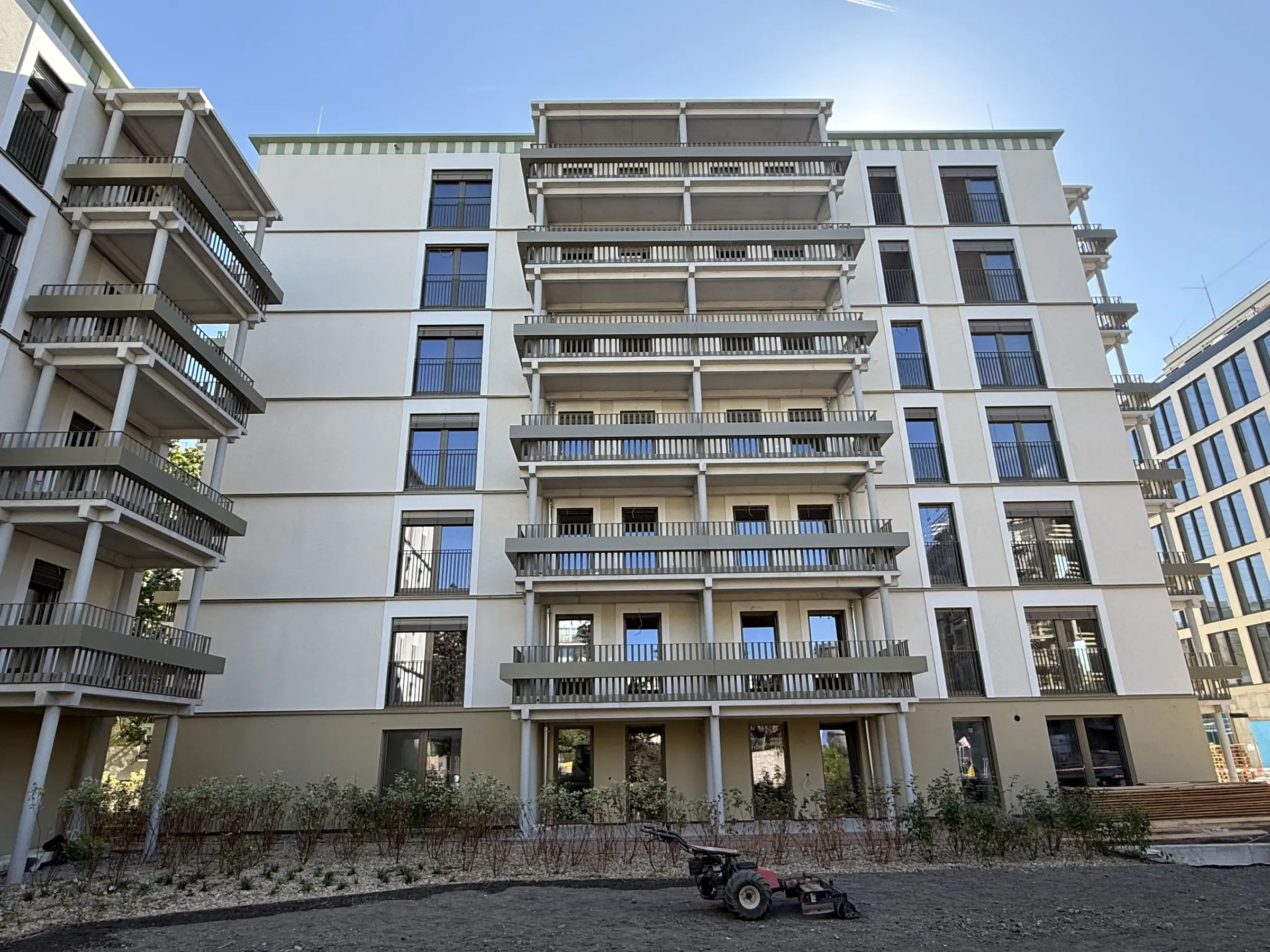 Wohngebäude im Leopoldquartier Wien mit symmetrischer Balkonstruktur und heller StoVentec-Fassade