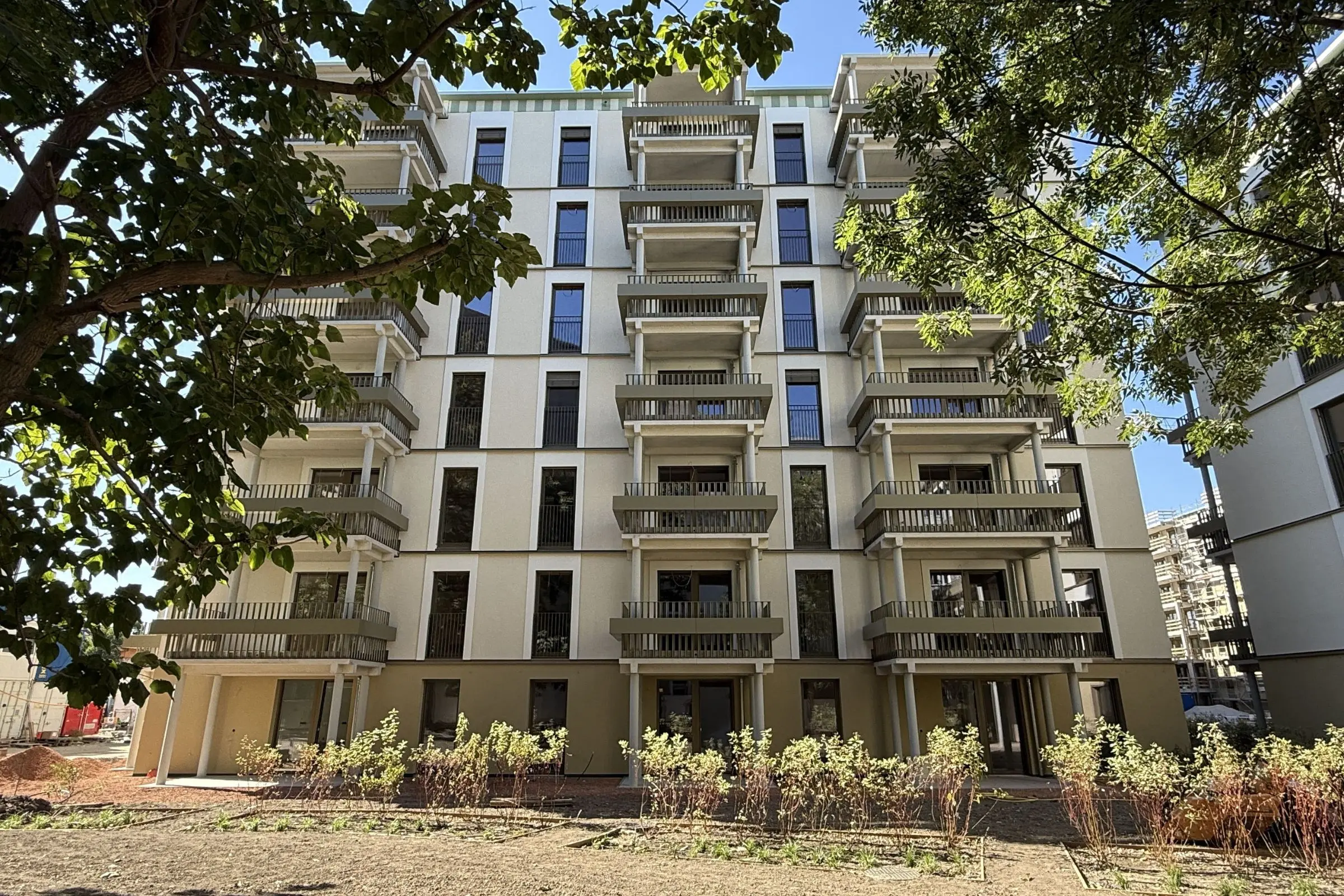 Wohngebäude im Leopoldquartier Wien mit heller StoVentec-Fassade und mehreren Balkonen.