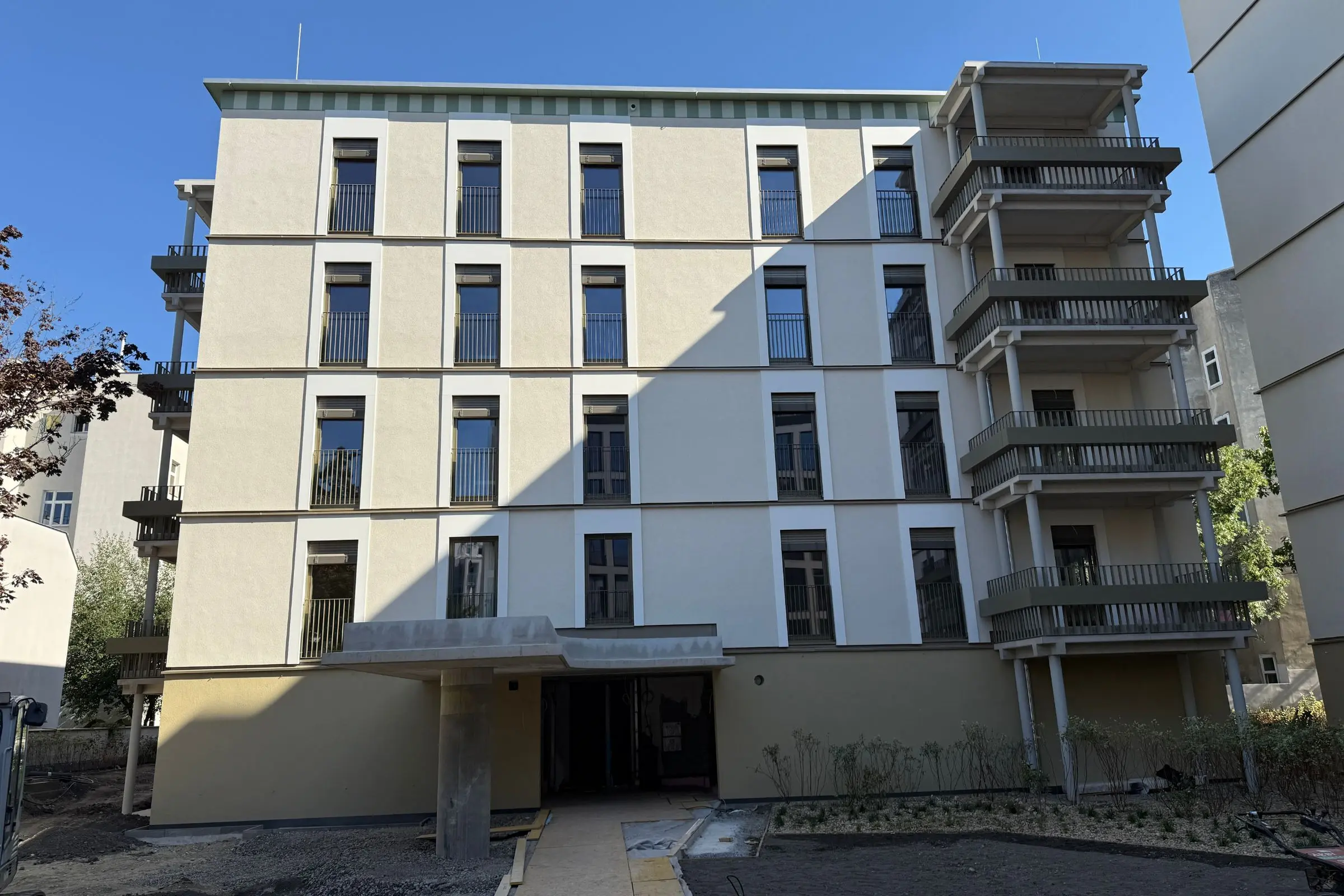 Rückansicht eines Wohngebäudes im Leopoldquartier Wien mit heller Fassade