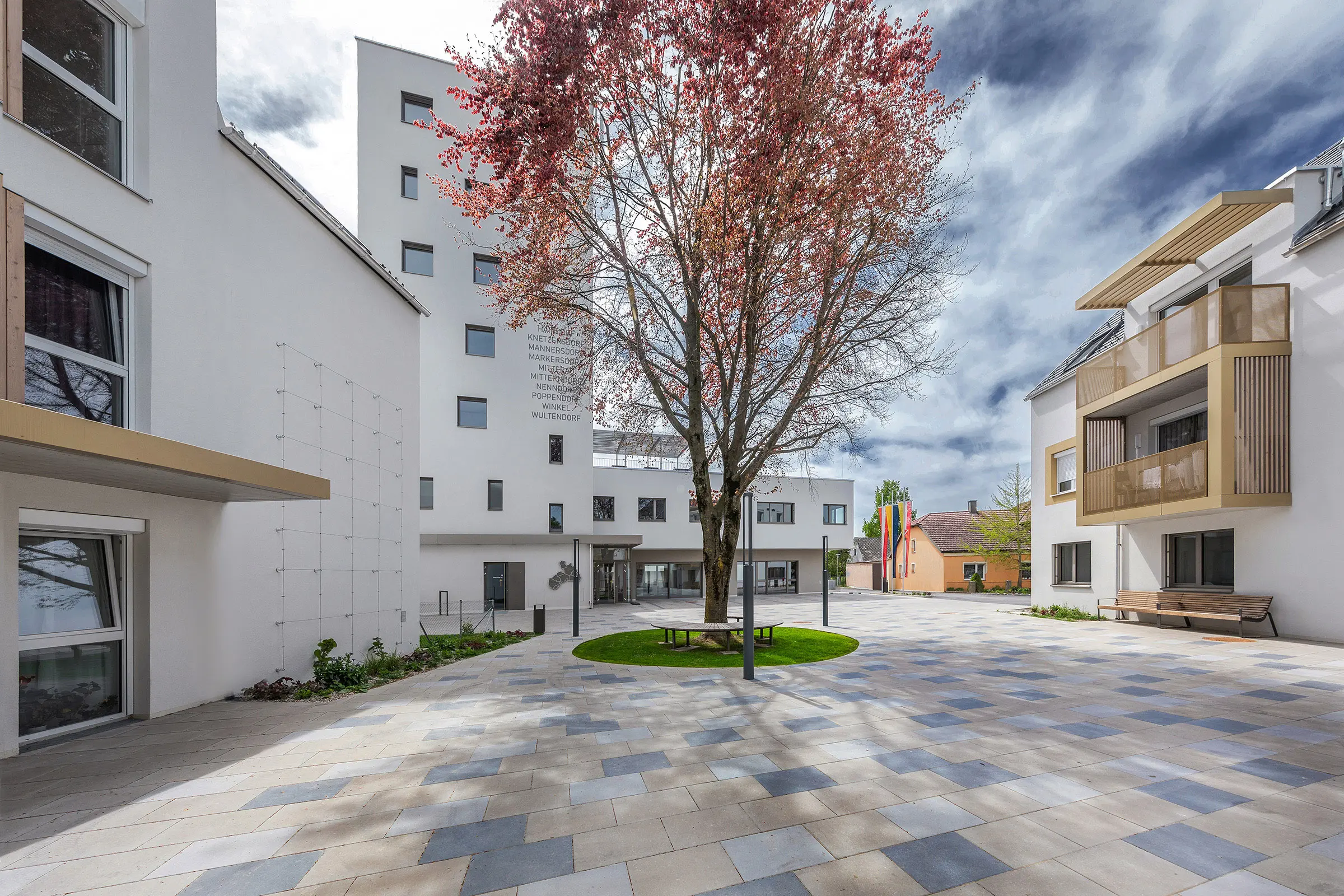 Markersdorf Zentrumsentwicklung, StoVente Photovoltaics Inlay, Photovoltaik, Fassadenbegrünung