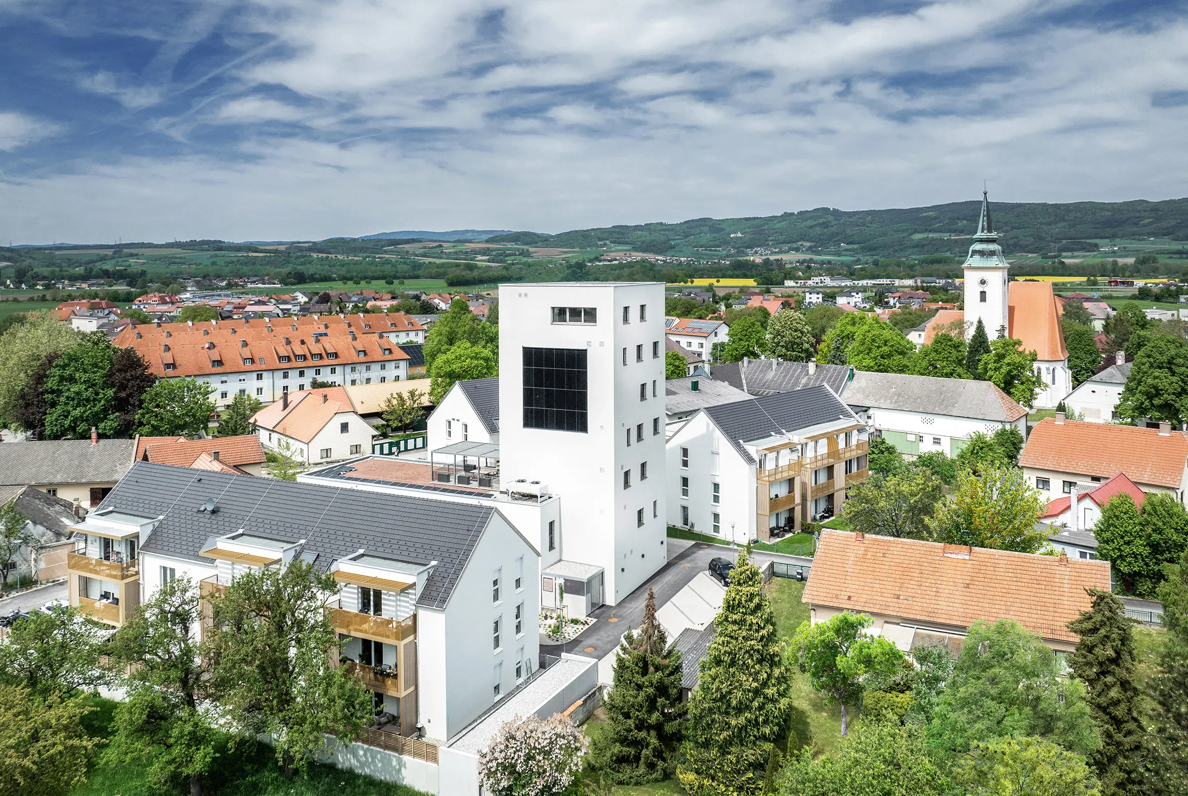 Markersdorf Zentrumsentwicklung, StoVente Photovoltaics Inlay, Photovoltaik, Fassadenbegrünung
