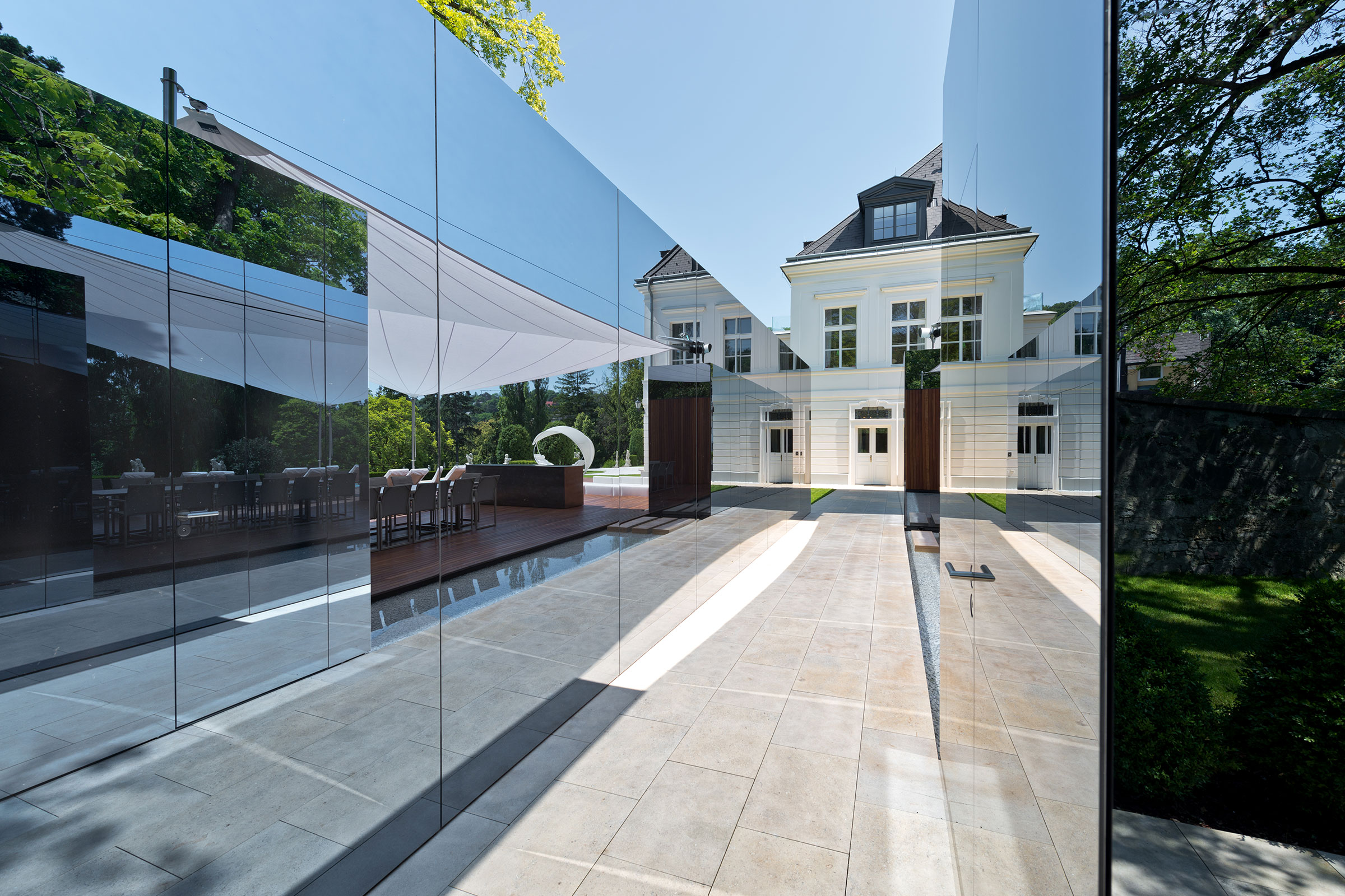 Vorgehängte hinterlüftete Fassade mit StoVentec Glass, Spiegelglas