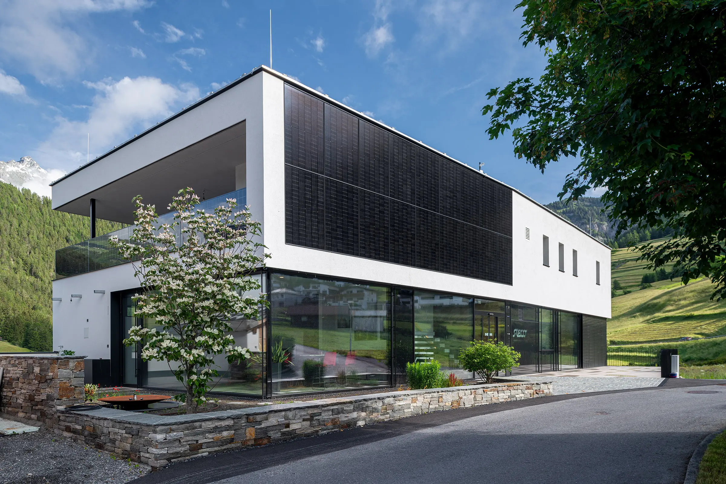 Stecon GmbH., Nauders, StoVentec Photovoltaics Inlay, Photovoltaik an der Fassade