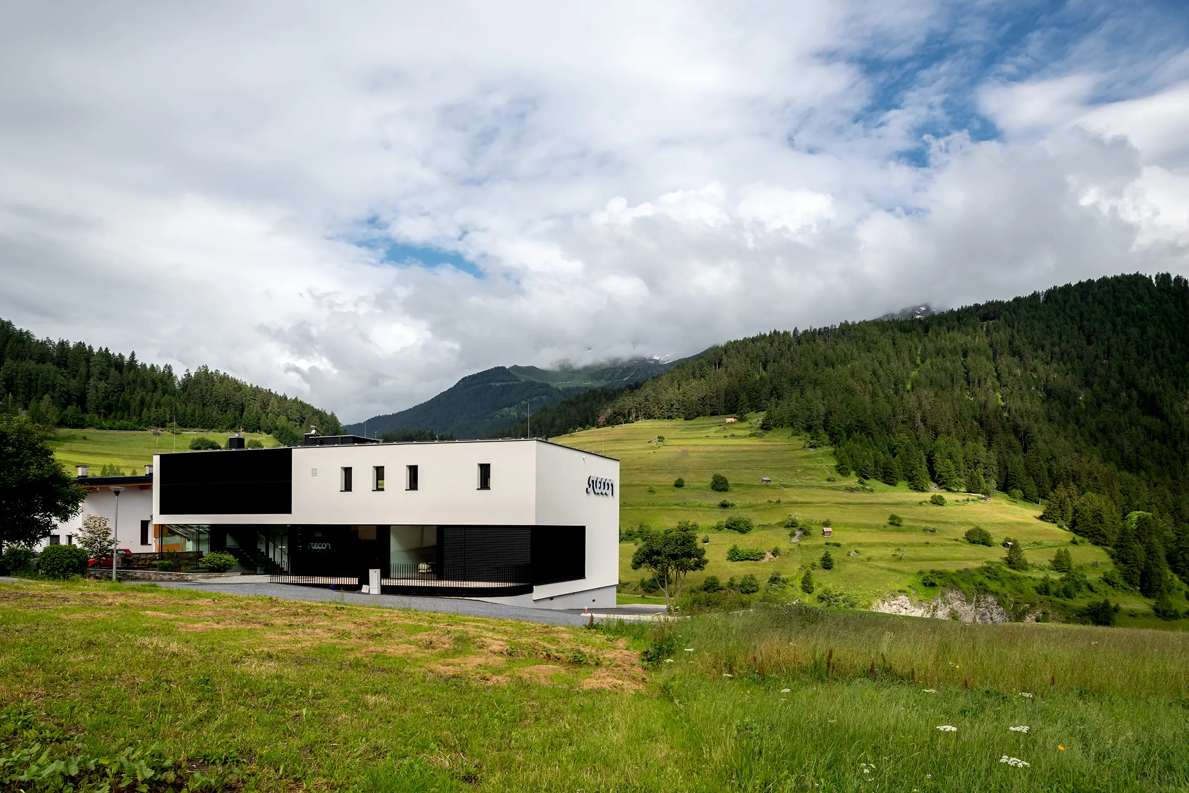 Stecon GmbH., Nauders, StoVentec Photovoltaics Inlay, Photovoltaik an der Fassade