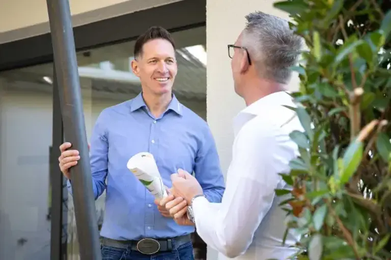 Fachhandwerker im Gespräch