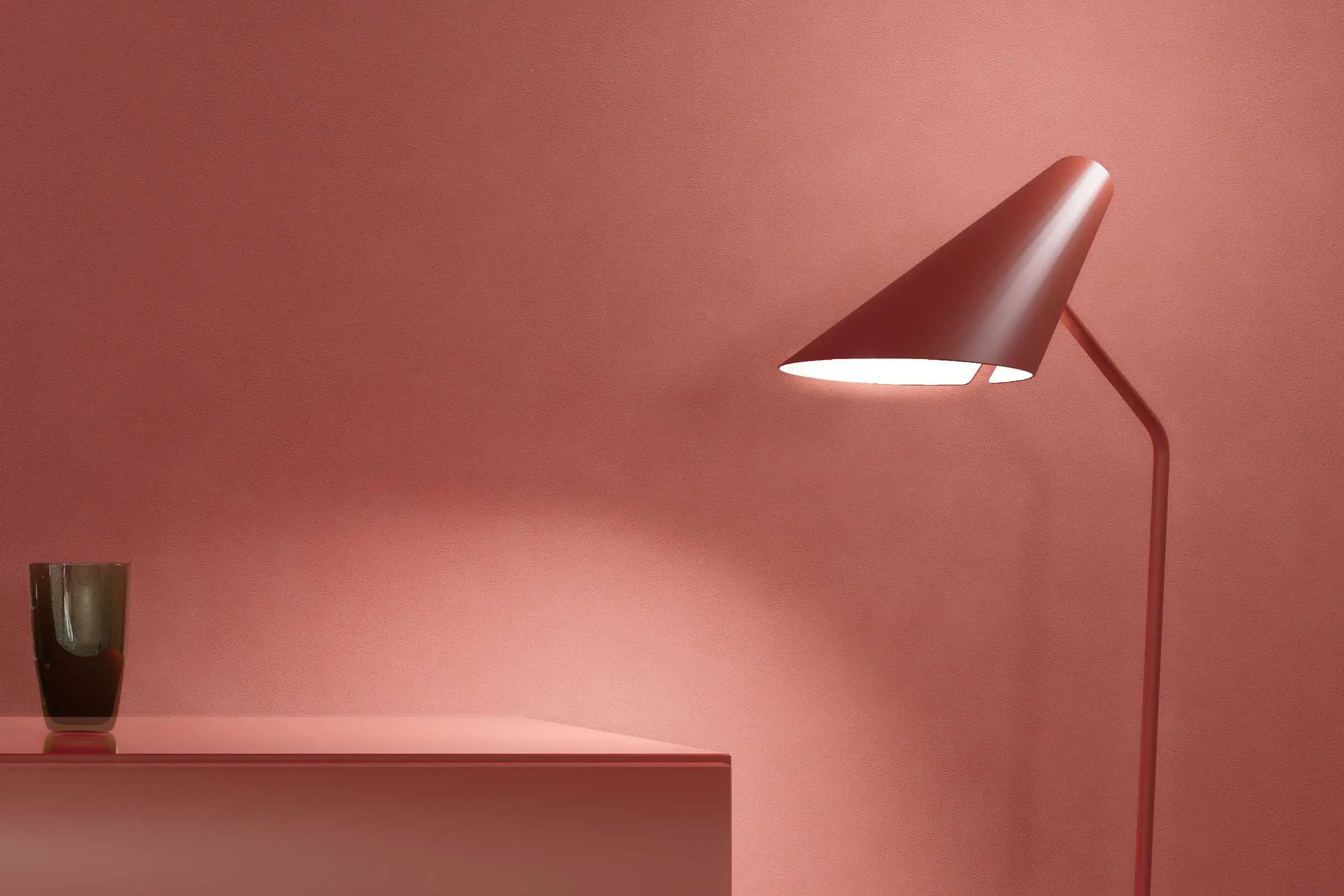 Wandgestaltung Esszimmer 1, Detailaufnahme Lampe vor roter Wand, Farbtöne Interior Colors 24+