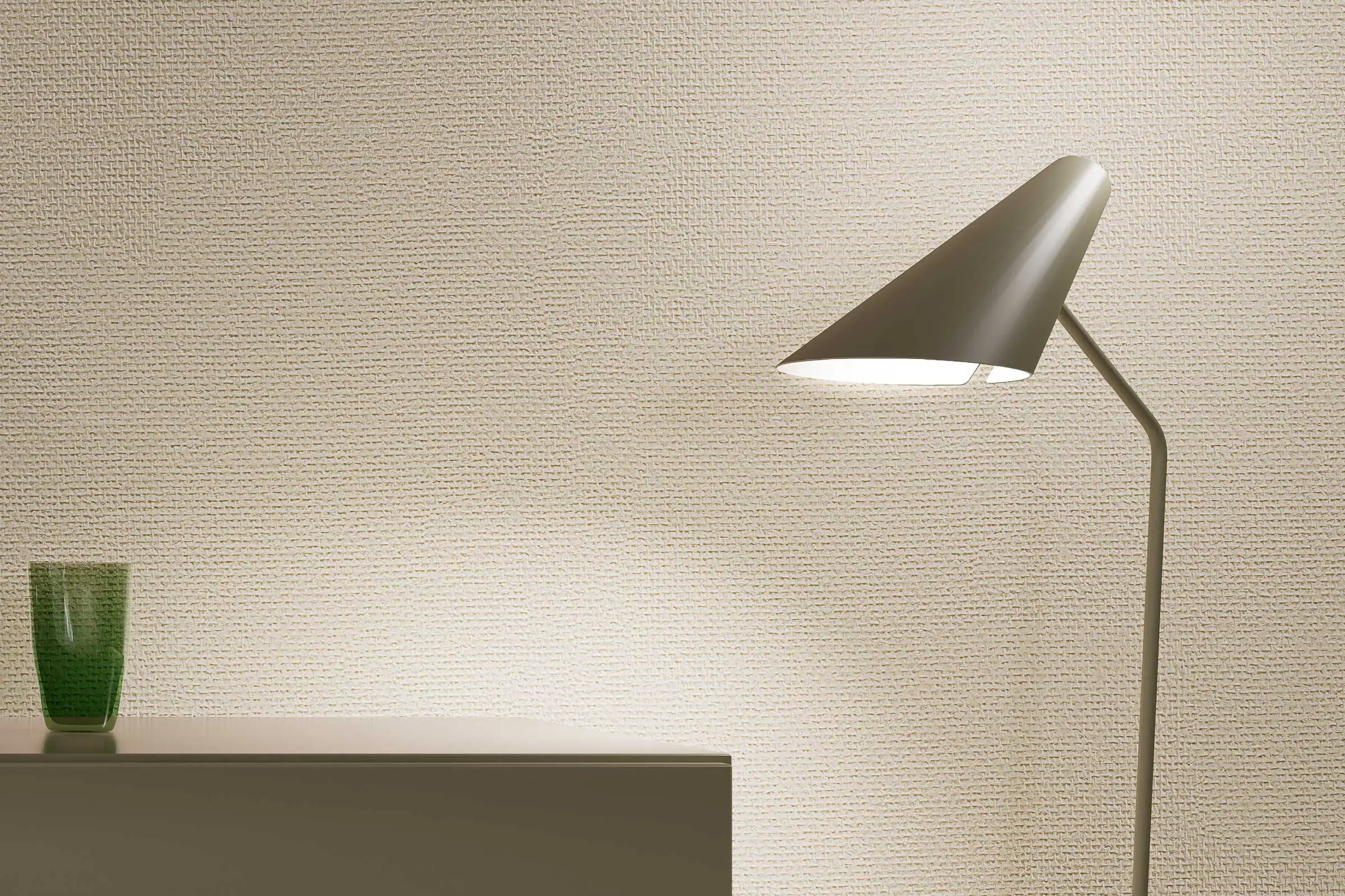 Wandgestaltung Esszimmer, Detail Lampe vor beigefarbener Wand, Interior Colors 24+