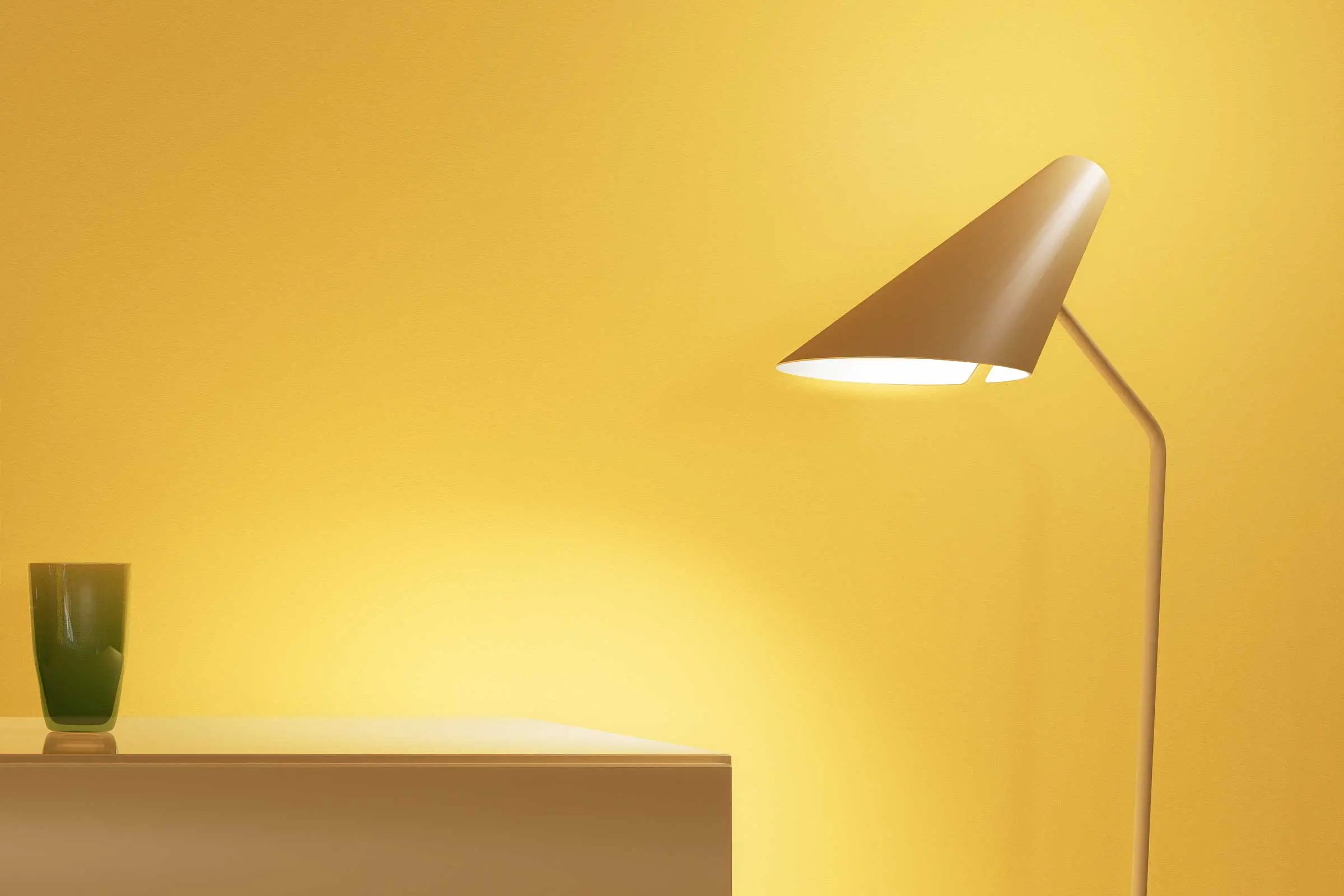 Wandgestaltung Esszimmer, Detail Lampe vor gelber Wandfläche, Interior Colors 24+