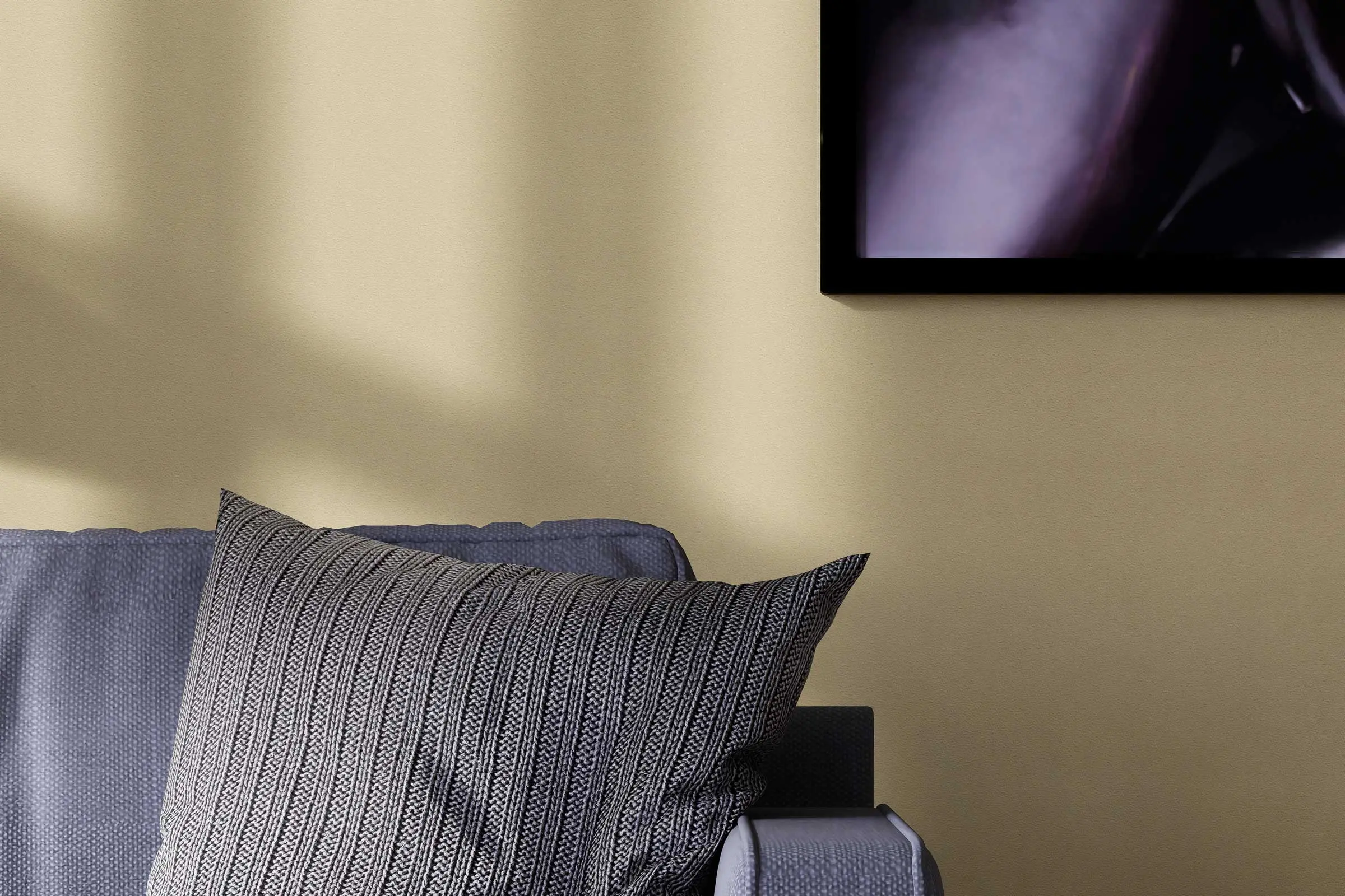 Wandgestaltung Schlafzimmer  Detail Sessel mit Kissen vor gelber Wand, Interior Colors 24+