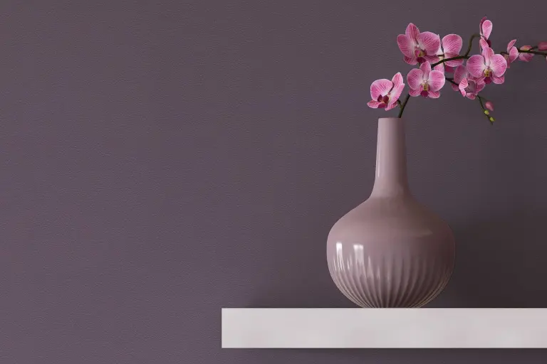 Wandregal mit Blumenvase