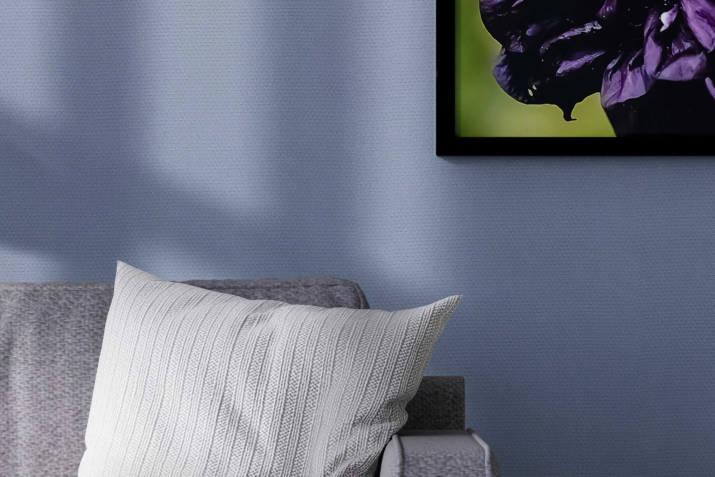 Wandgestaltung Schlafzimmer Detail-Sessel mit Kissen vor blauer Wand, Interior Colors 24+