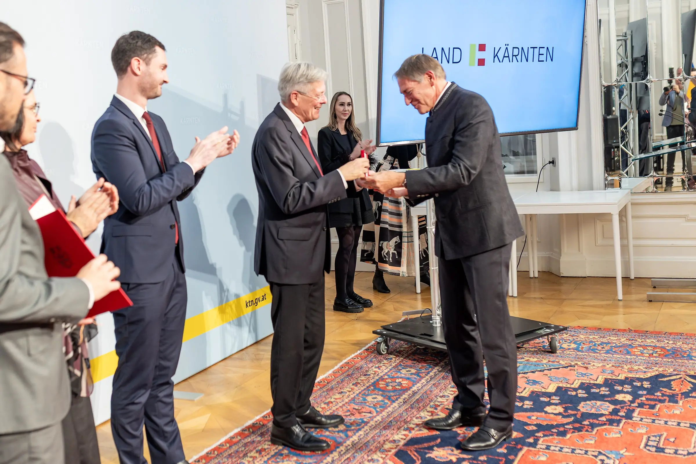 Walter Wiedenbauer bekommt das Große Ehrenzeichen des Landes Kärnten von Peter Kaiser verliehen