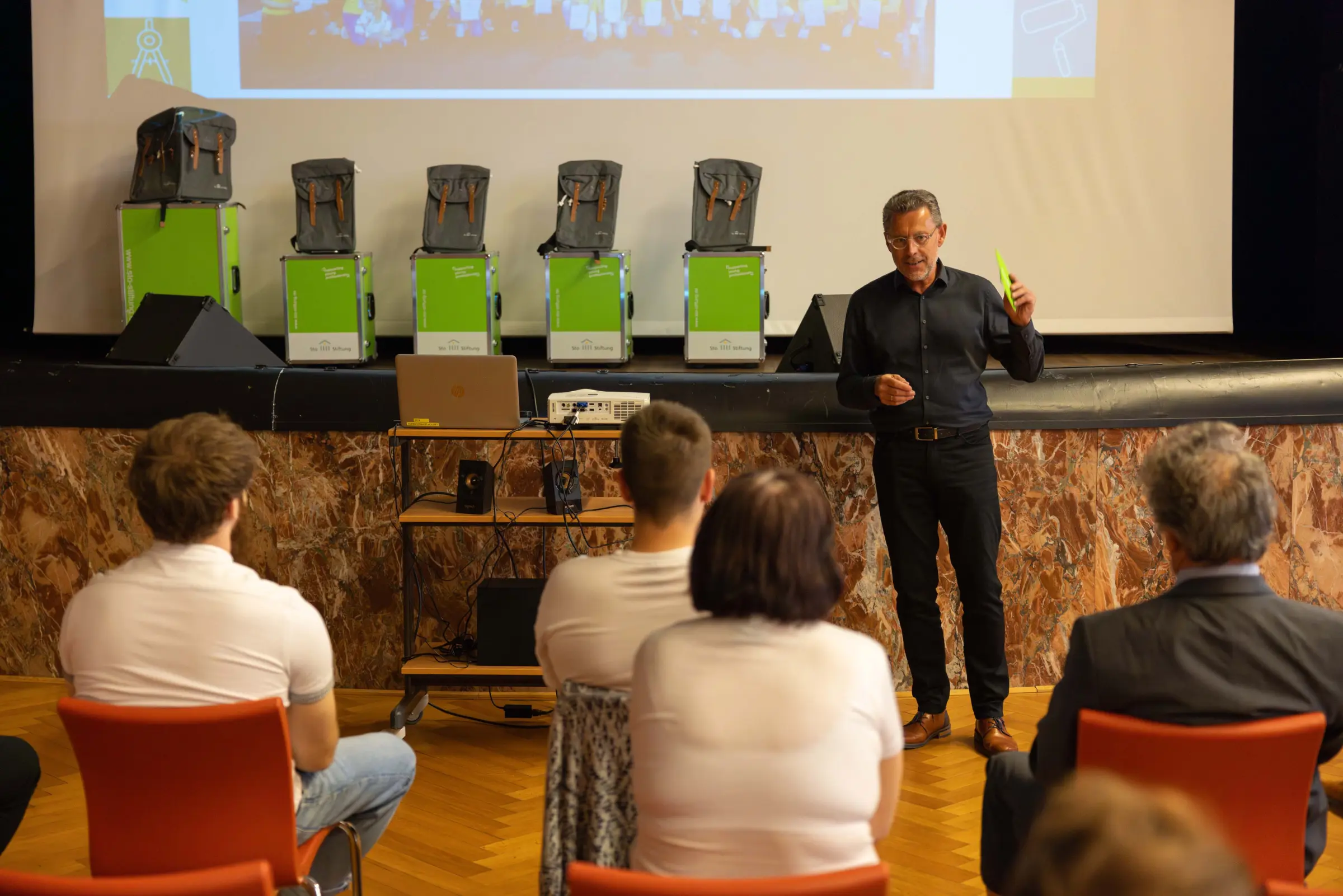 StoStiftung Übergabe Werkzeugkoffer an der Berufsschule für Holz Klang Farbe und Lack in Wien.
