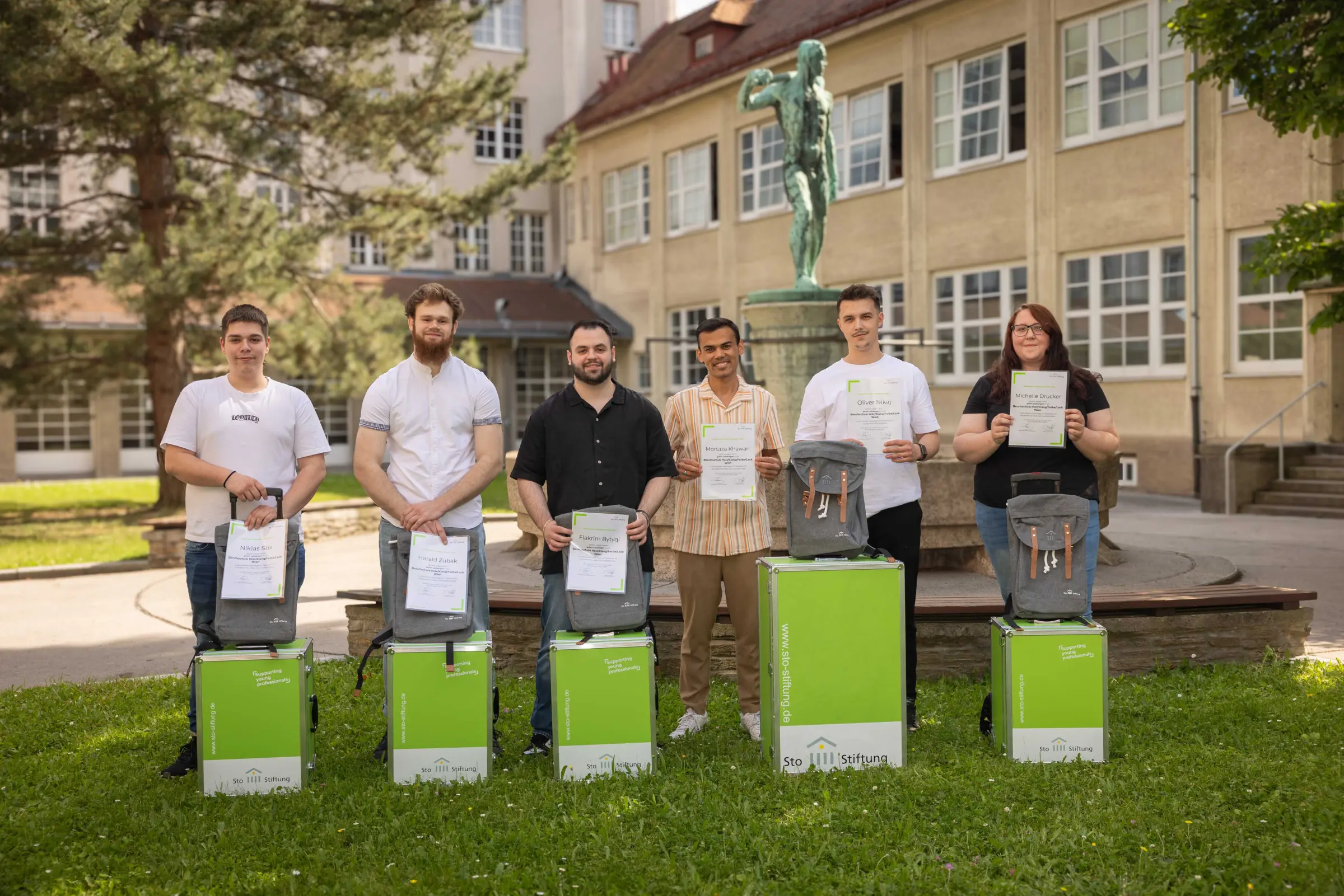 StoStiftung Übergabe Werkzeugkoffer an der Berufsschule für Holz Klang Farbe und Lack in Wien.
