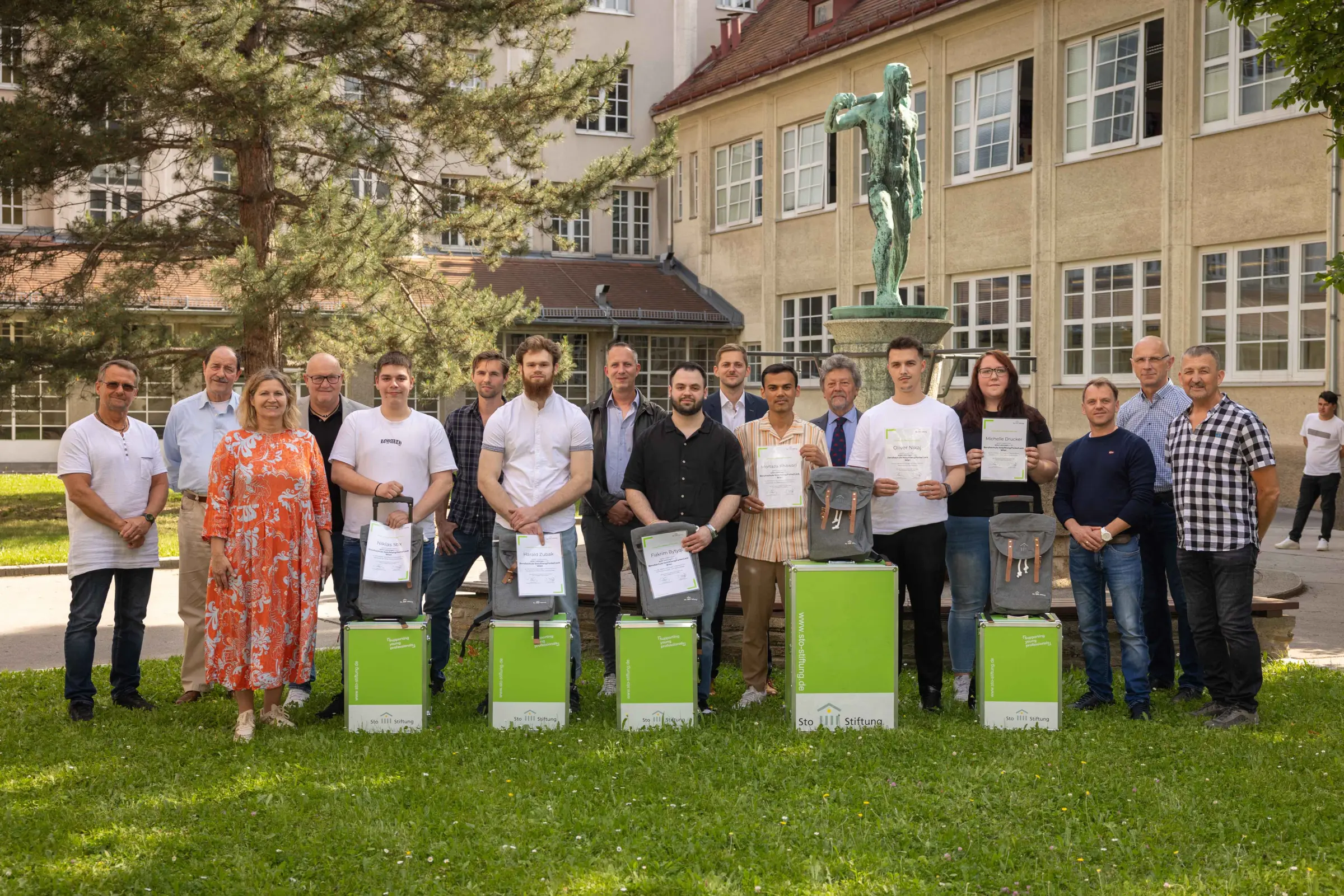 StoStiftung Übergabe Werkzeugkoffer an der Berufsschule für Holz Klang Farbe und Lack in Wien.
