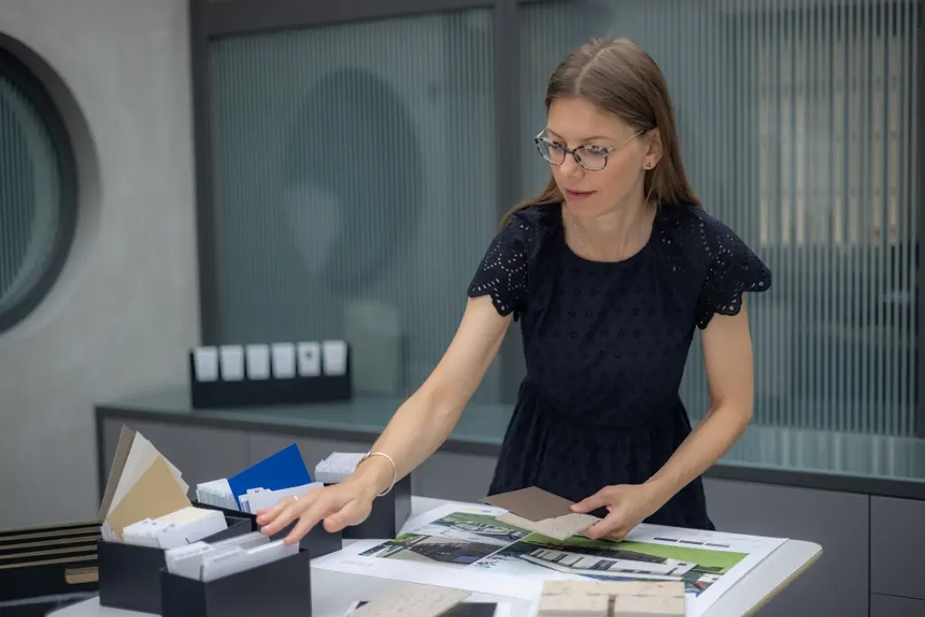 Design-Materialien wie Farbfächer auf einem Tisch.