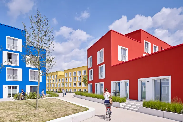 Fassaden in rot und blau - StoColor Dryonic